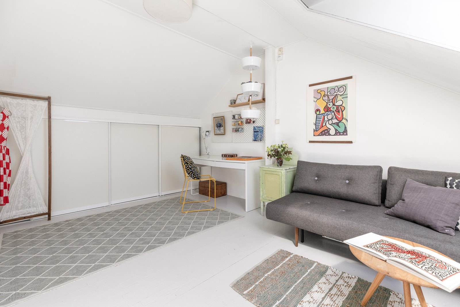 Loftstuen har malt parkettgulv og bidrar til å gi boligen flere separate oppholdssoner. Galleribilde