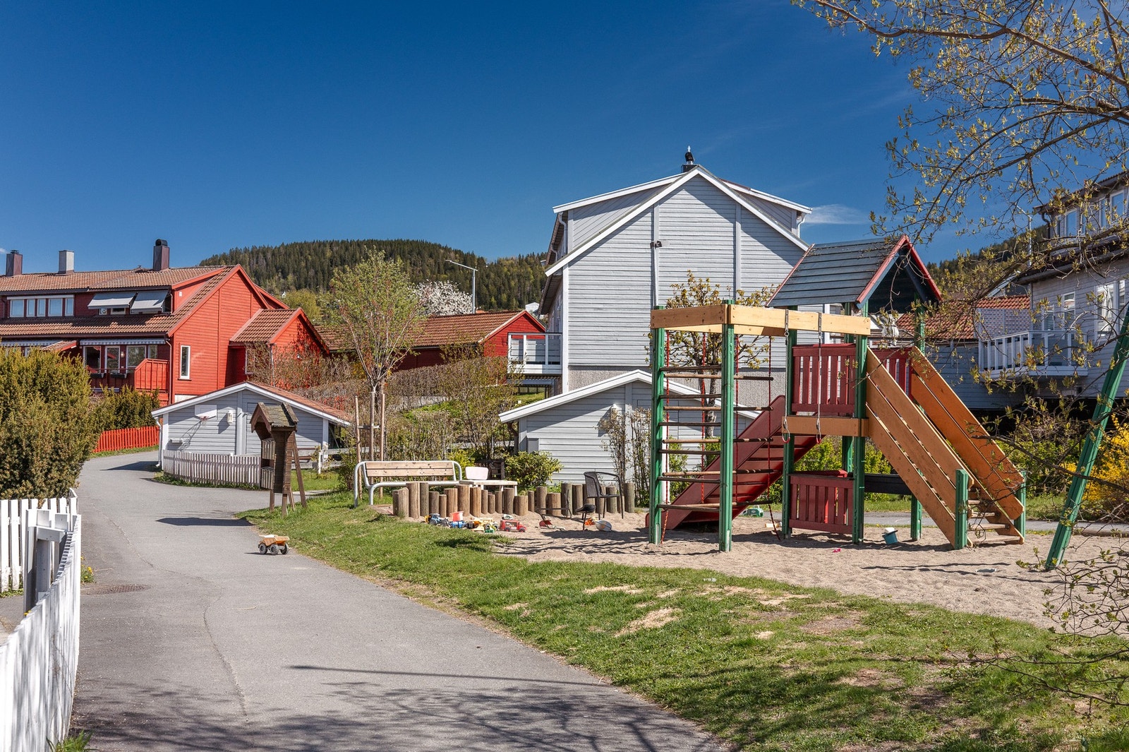 Felles lekeplass for de små. Galleribilde