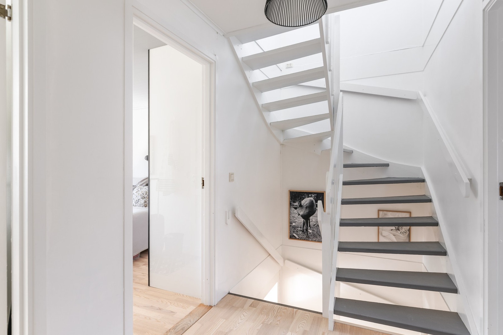 Videre leder trappen opp i loftsetasjen. Galleribilde
