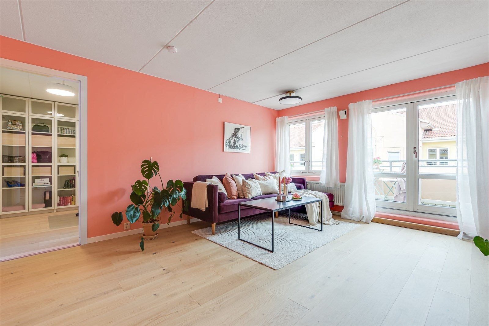 Leiligheten fremstår som svært luftig med en god planløsning og flere møbleringsmuligheter. Galleribilde
