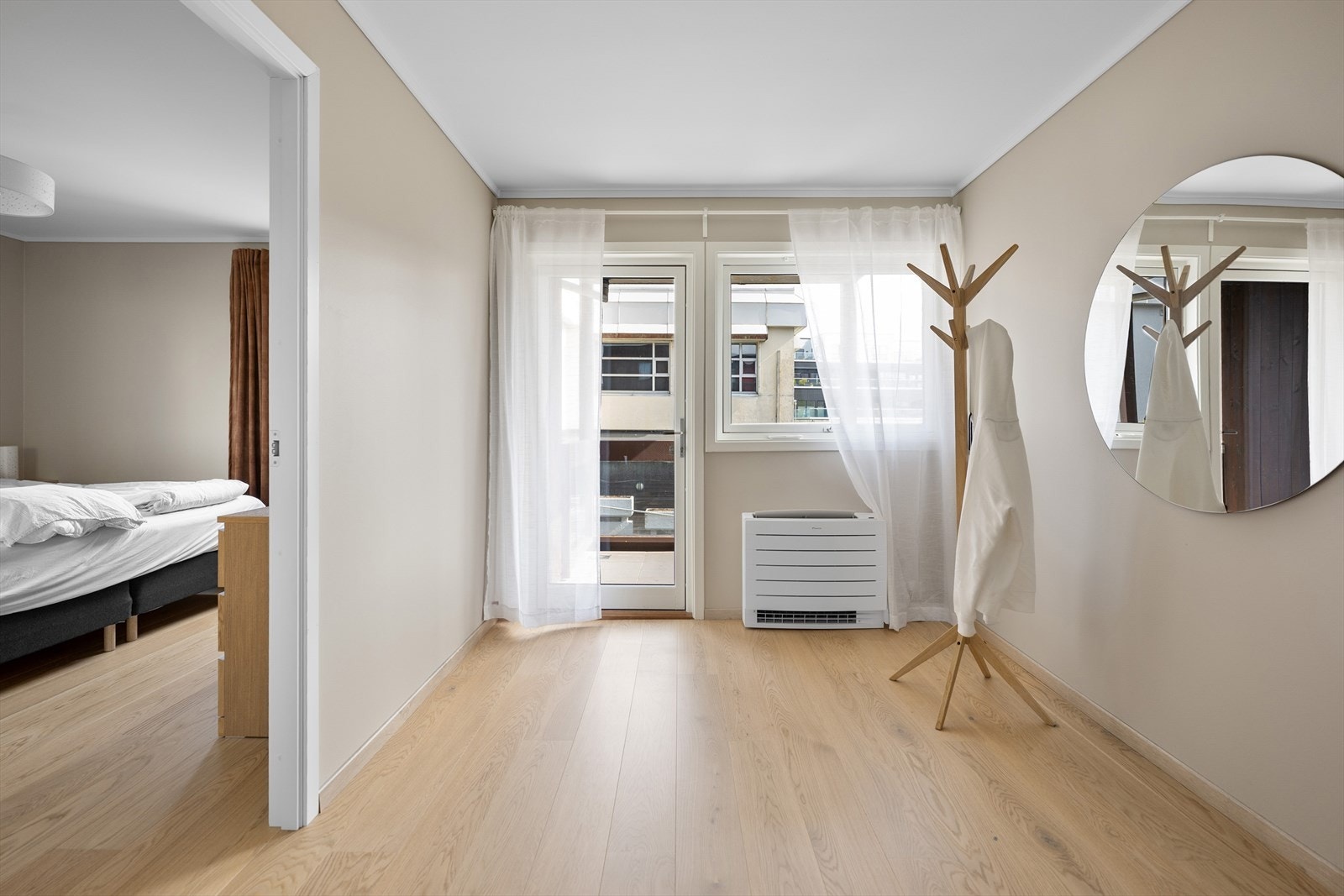 Entréen gir et ryddig og godt førsteinntrykk av boligen. Galleribilde