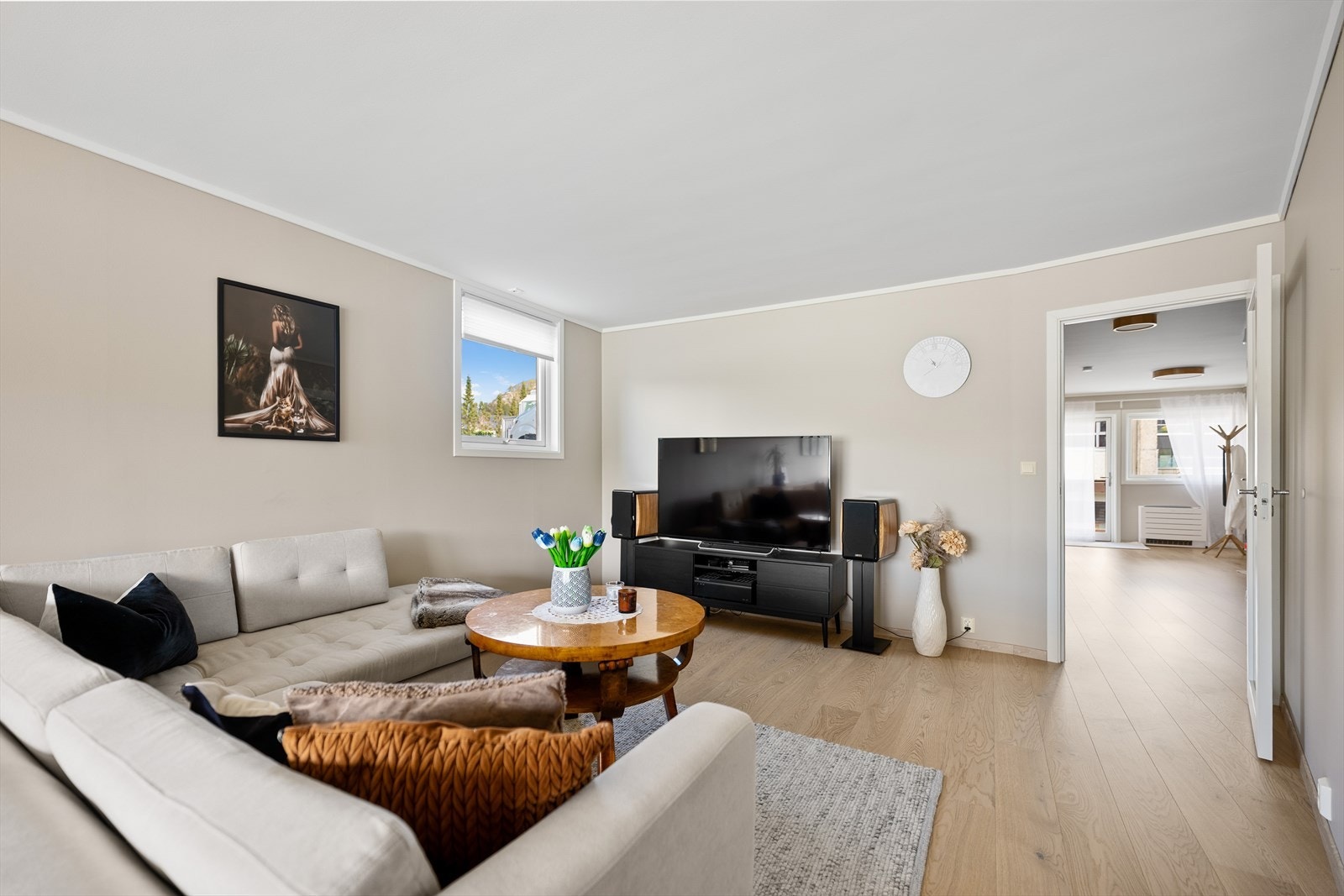 Trivelig stue med moderne uttrykk og gode lysforhold. Galleribilde