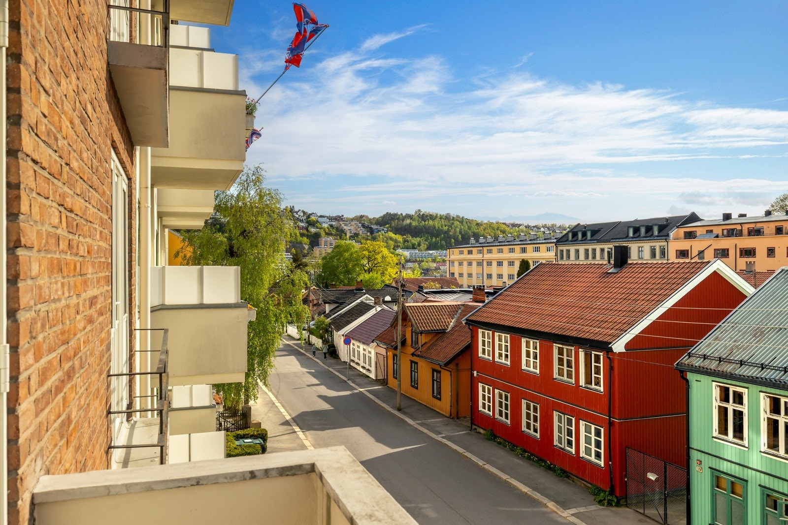Utgang til balkong med gode solforhold Galleribilde