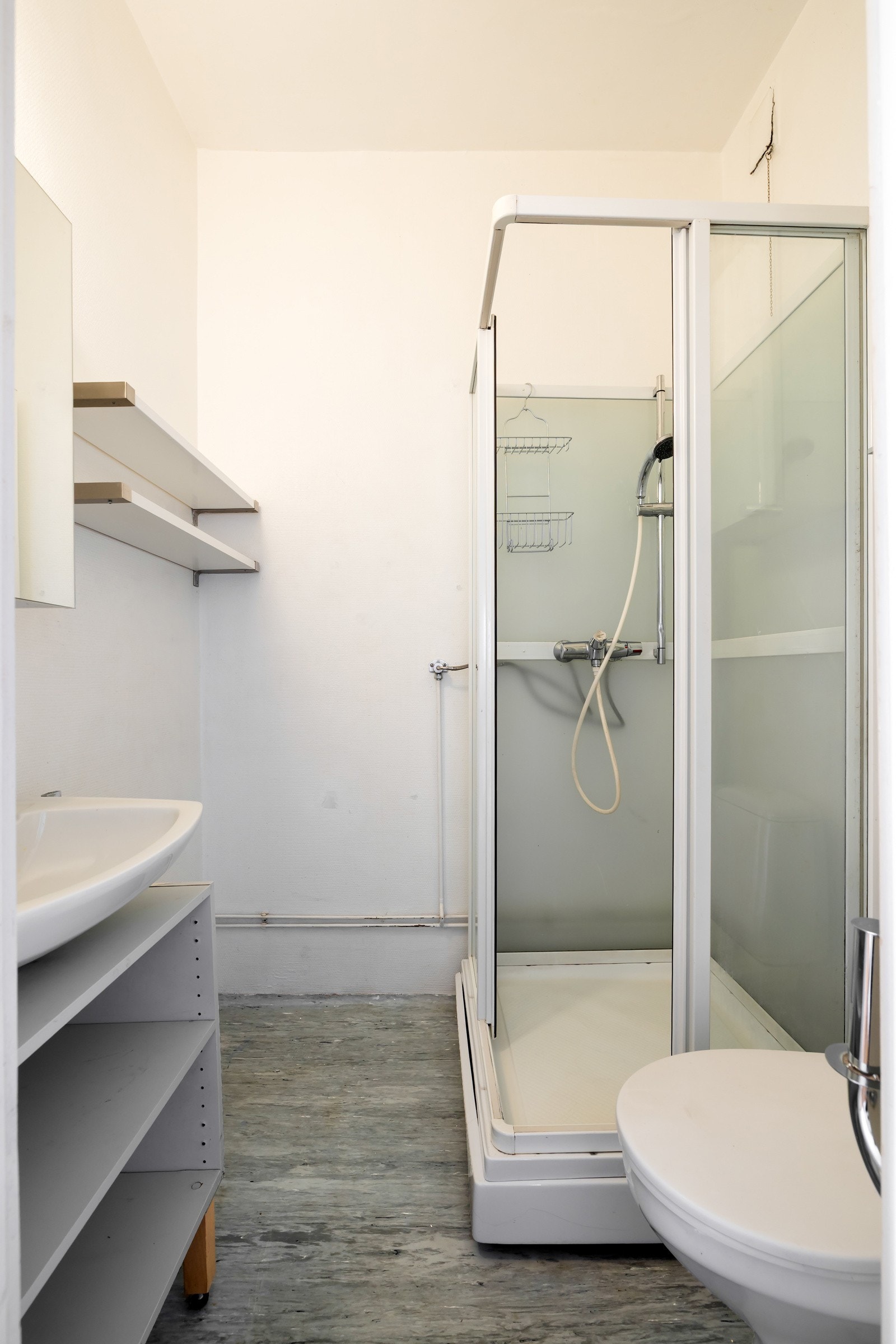 Leiligheten har et bad med moderniseringbehov Galleribilde
