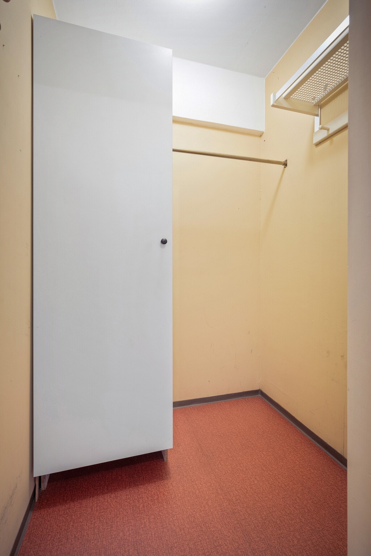 Leiligheten har en praktisk innvendig bod med adkomst fra entréen. Boden gir nyttig lagringsplass for klær, sko, rengjøringsutstyr eller andre eiendeler. Galleribilde