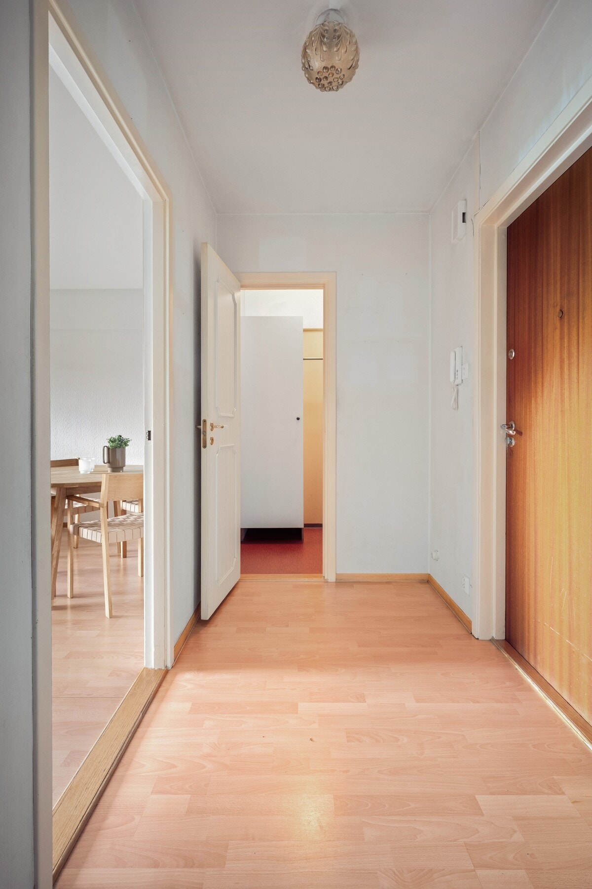 Entréen gir et hyggelig førsteinntrykk og fungerer som et praktisk fordelingspunkt videre inn i leiligheten. Galleribilde