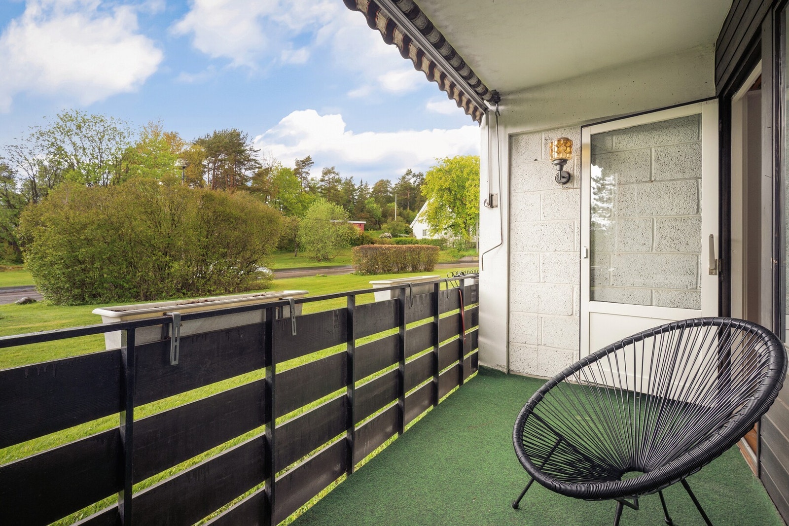 Leiligheten har en praktisk planløsning med entré, bod, bad, kjøkken, soverom og en romslig stue med plass til både sofagruppe og spisebord. Galleribilde