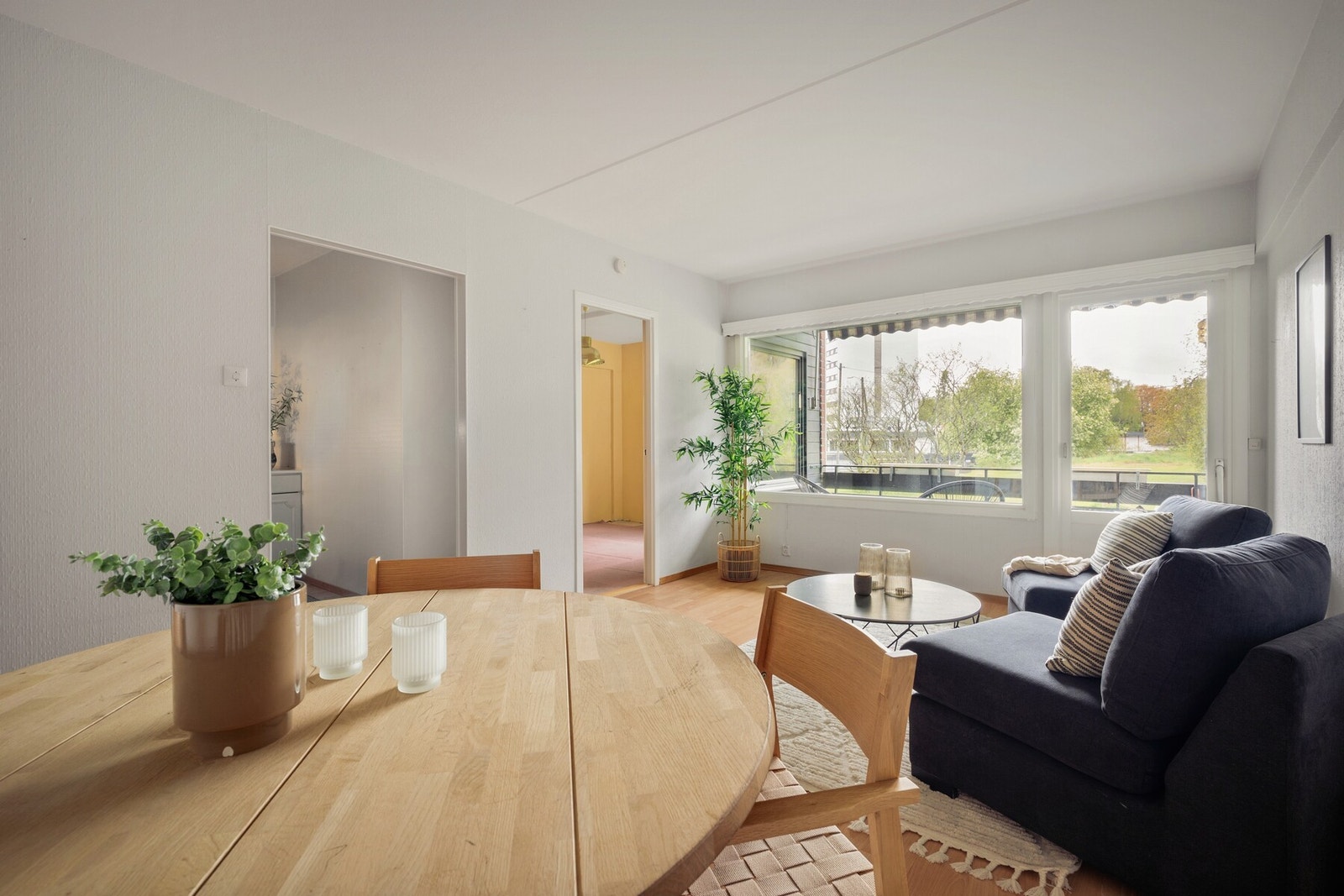 Fra stuen er det direkte utgang til veranda, som fungerer som en fin forlengelse av oppholdsrommet i sommerhalvåret. Galleribilde