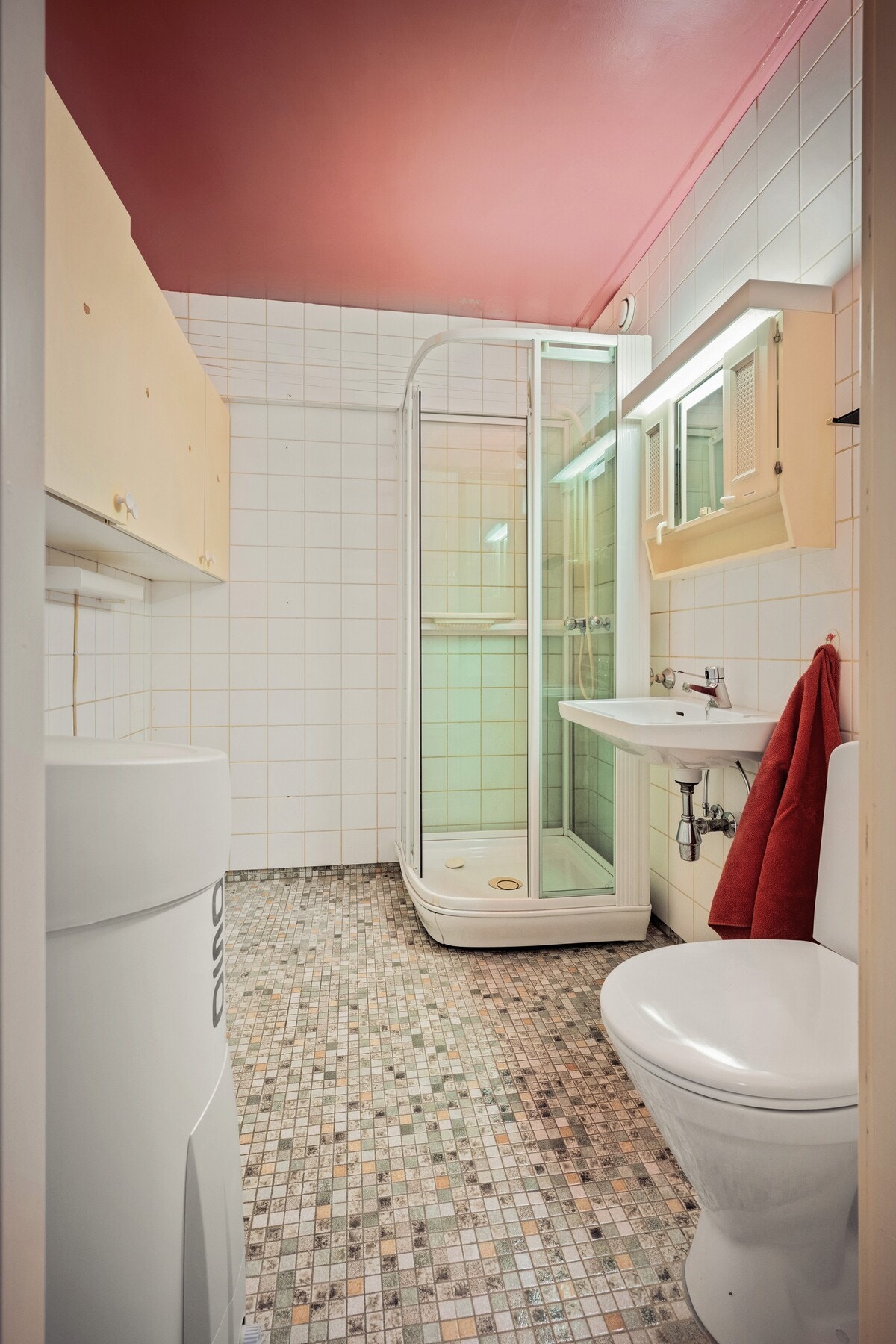 Badet er innredet med dusjkabinett, servant, toalett og opplegg for vaskemaskin. Galleribilde
