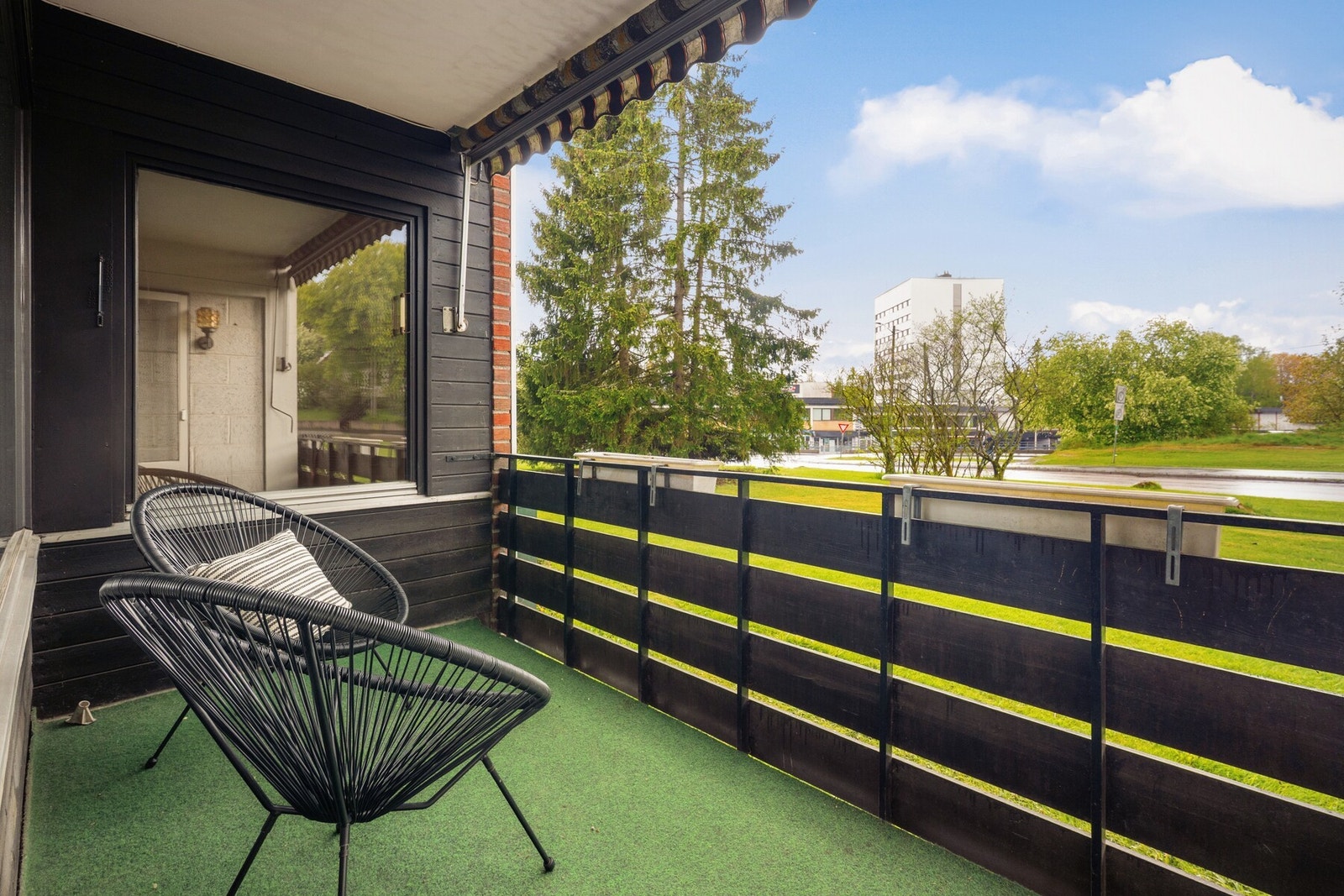 Verandaen har plass til utemøbler og byr på et fint utsyn mot åpne, grønne fellesarealer. Galleribilde