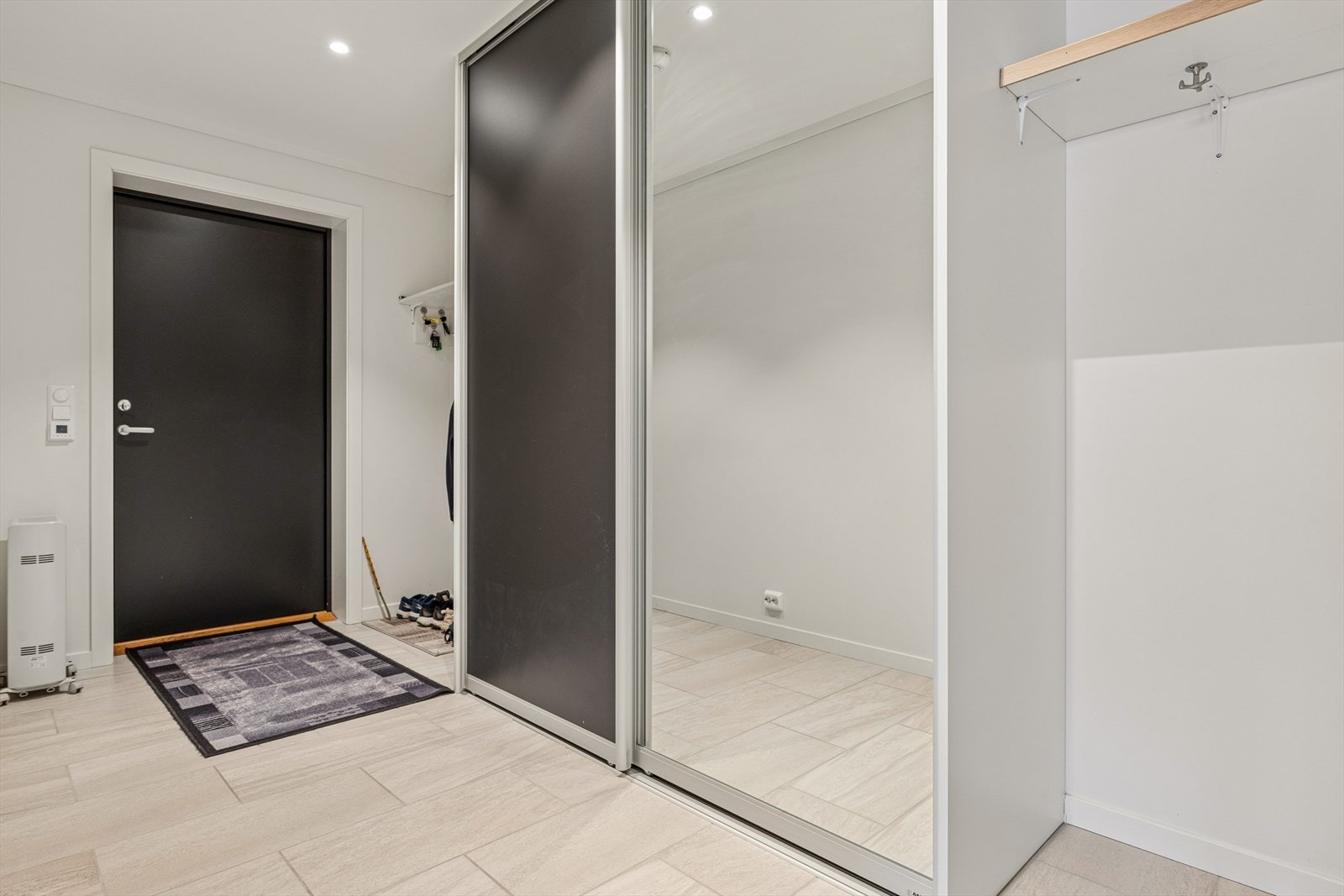 Romslig entré med praktisk skyvedørsgarderobe, som gir gode oppbevaringsmuligheter for yttertøy og sko. Galleribilde