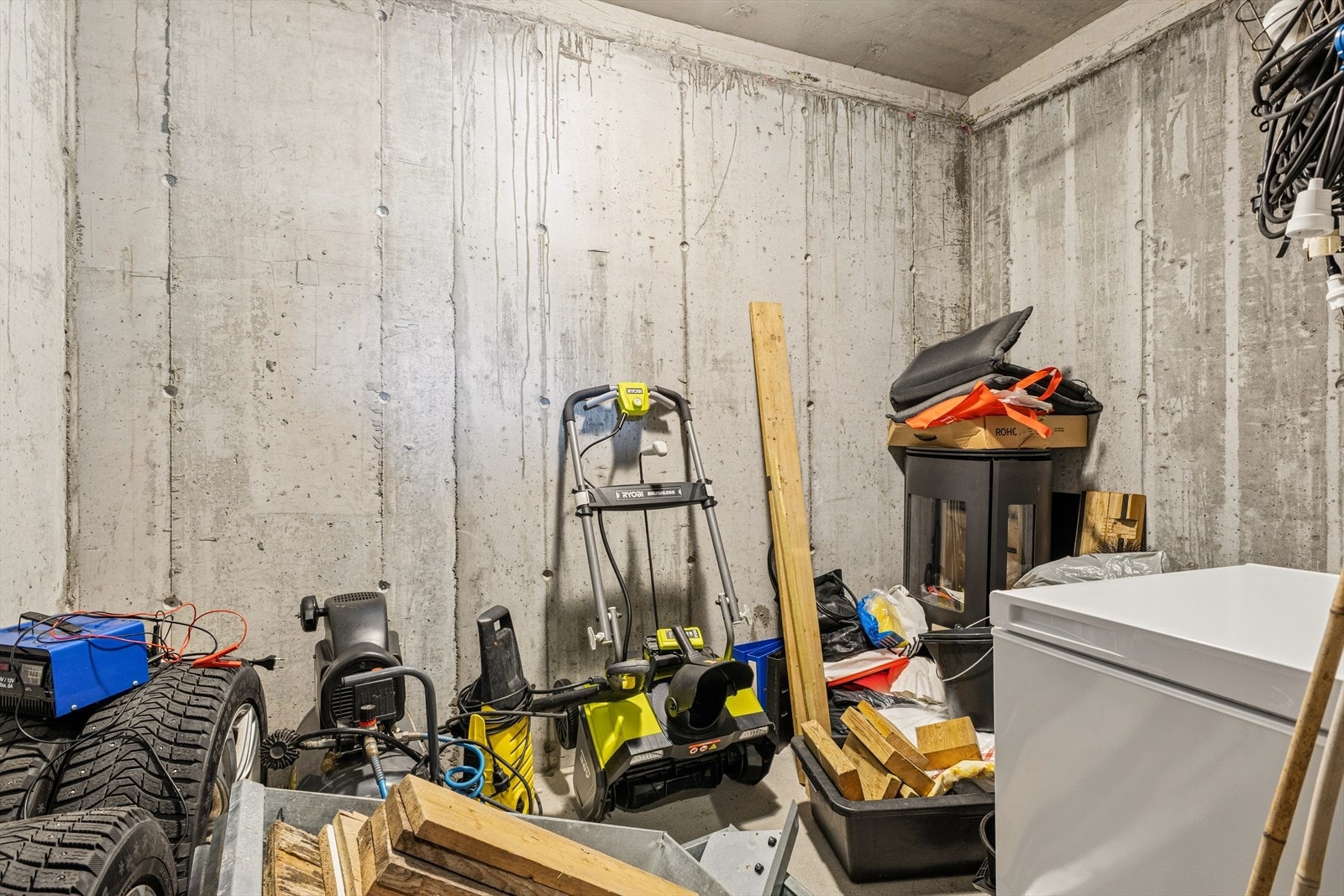 Praktisk sportsbod på omtrent 6 m² i bakkant av carporten. Galleribilde