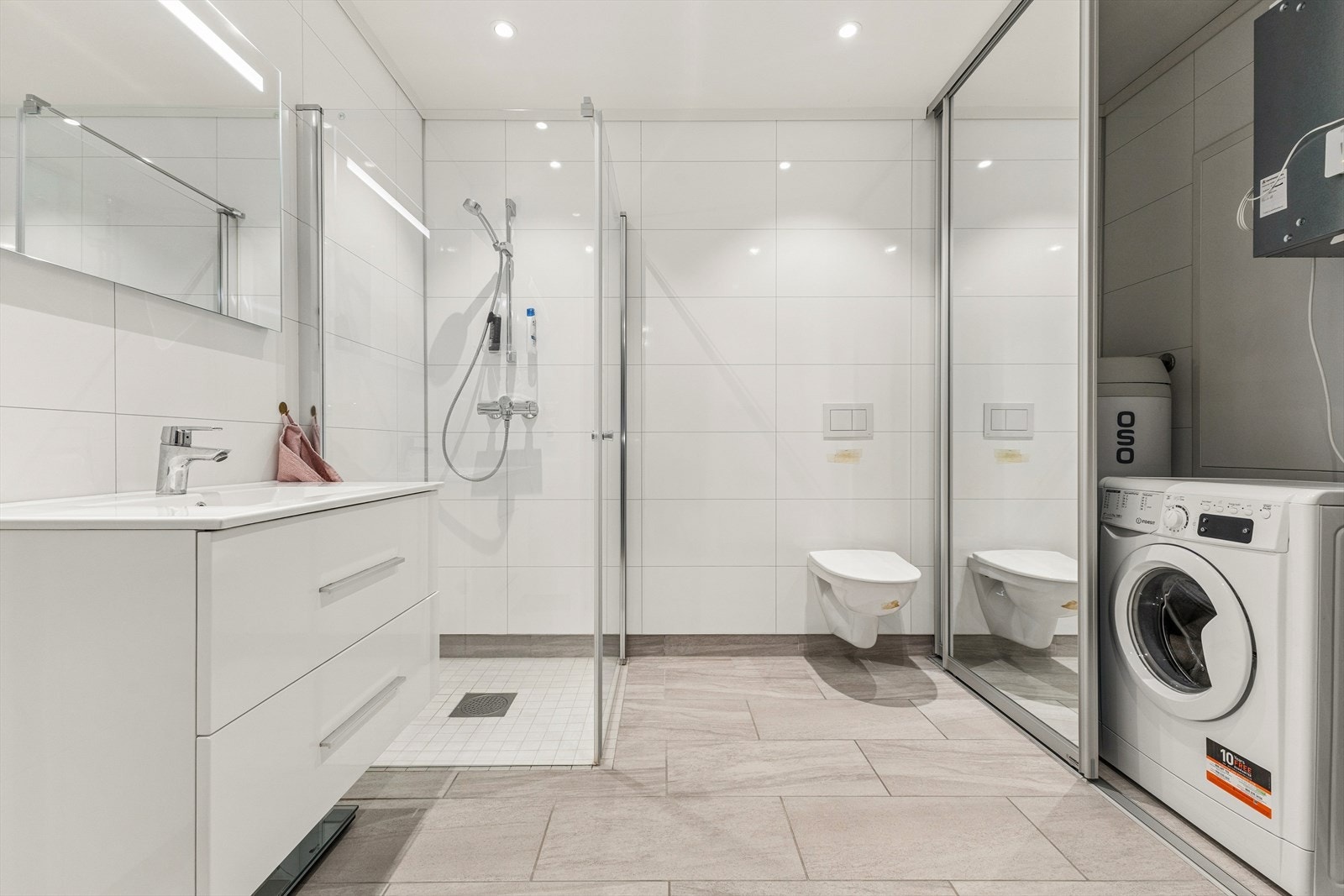 Badet er kombinert med vaskerom og har opplegg for vaskemaskin. Galleribilde