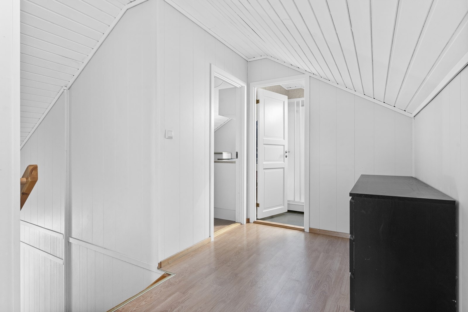 Fra gangen på loftet er det adkomst til bad og innredet kjøkken Galleribilde