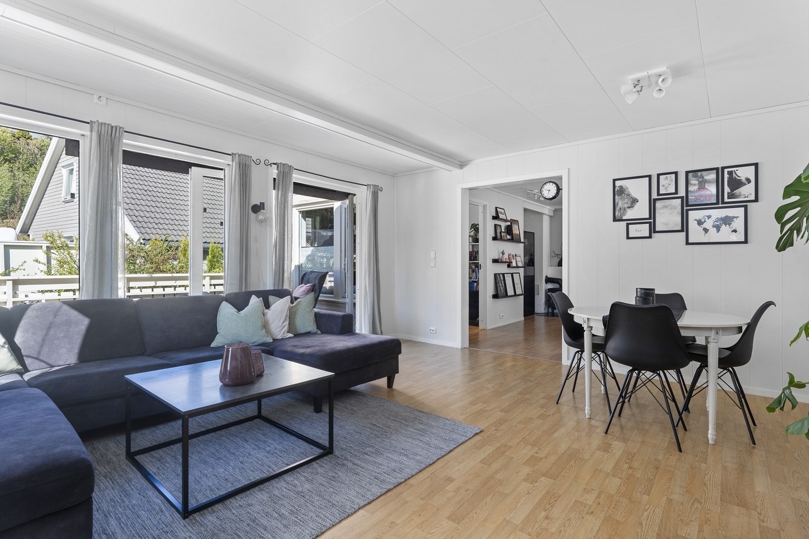 Store vindusflater i stuen gir godt med naturlig lys Galleribilde