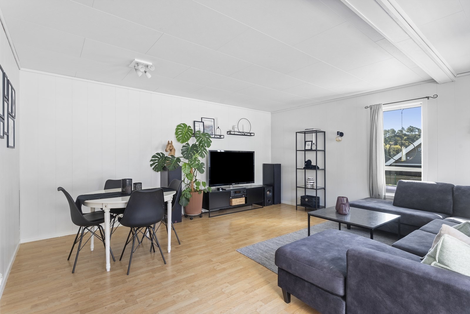 Romslig stue med plass til både sofagruppe og spisebord Galleribilde