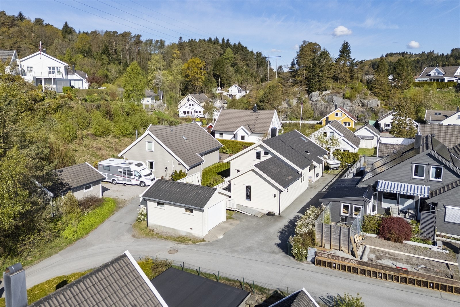 Eiendommen ligger fint til i et veletablert boligfelt Galleribilde
