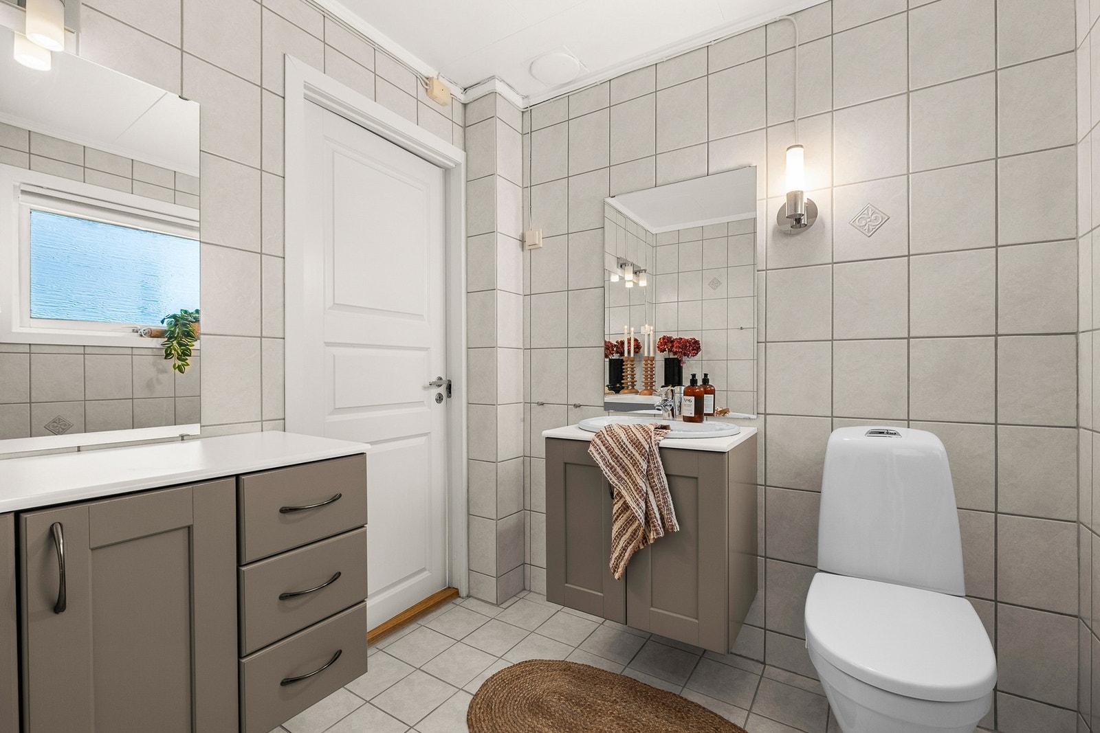 Pent flislagt bad med varme i gulv. Badet er oppført i 2003. Galleribilde