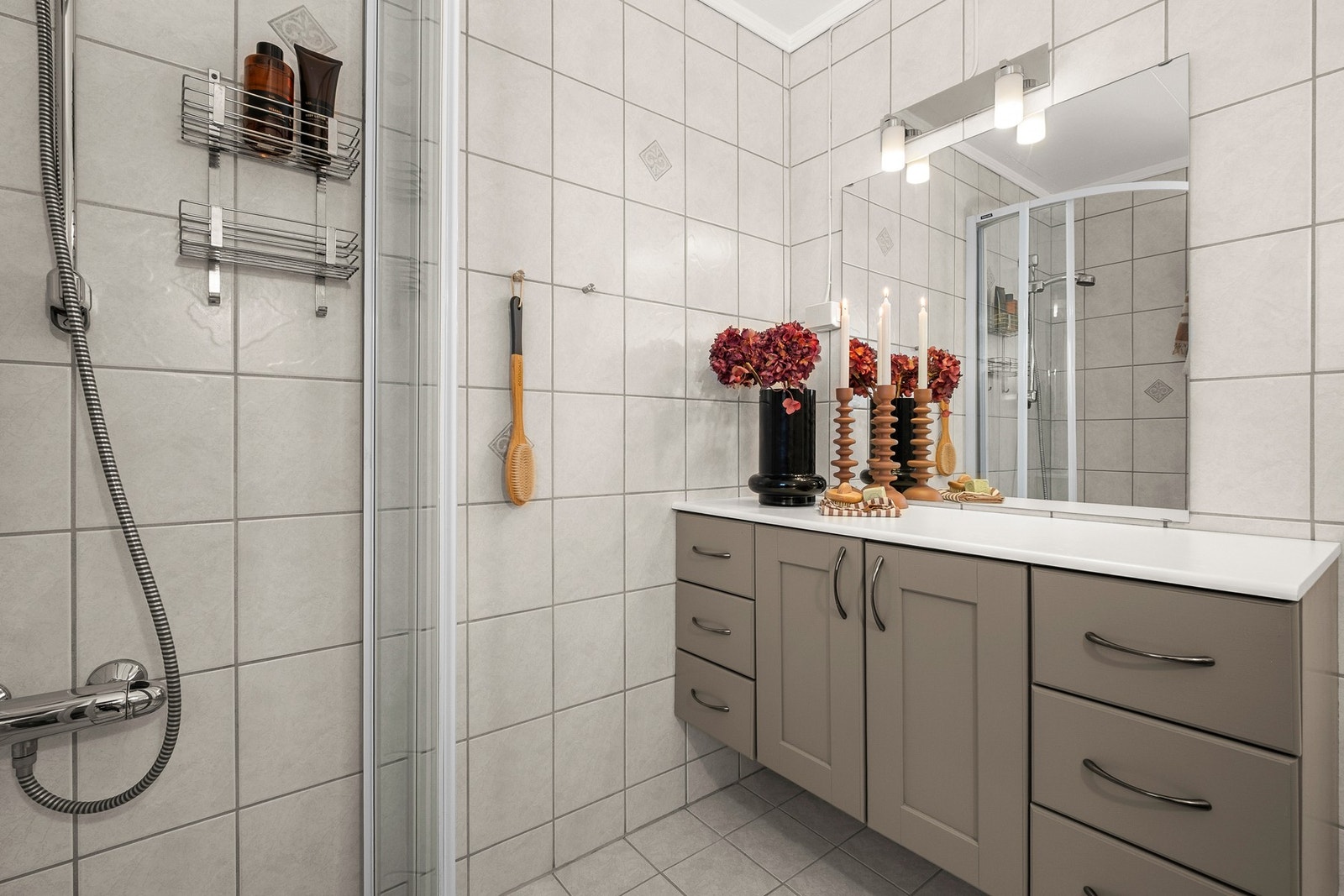 Badet er innredet med dusjhjørne, servantinnredning og gulvmontert toalett. Galleribilde