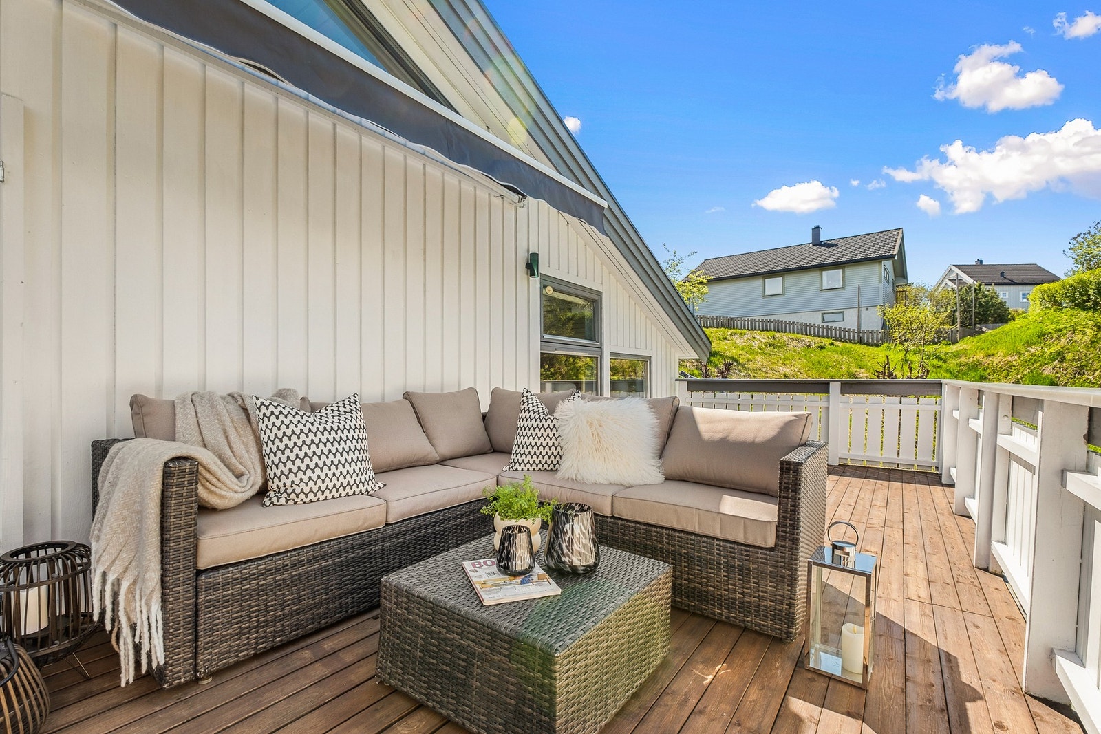 Boligen har en romslig og solrik terrasse som strekker seg langs huset. Galleribilde