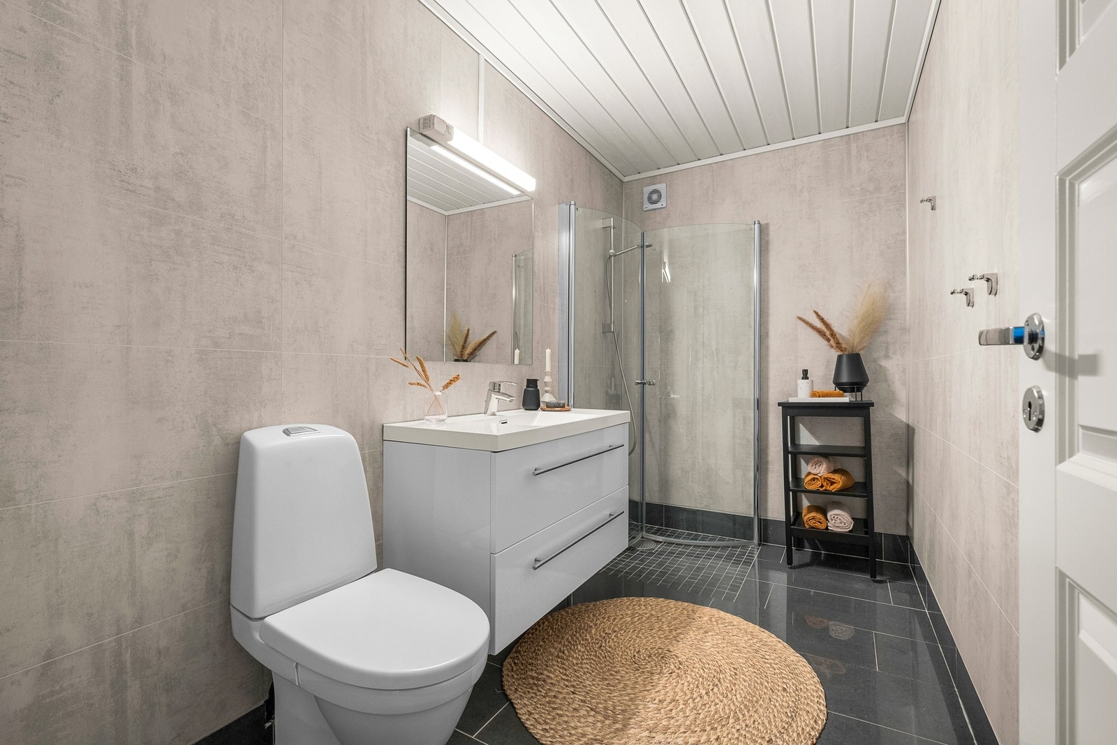 Pent bad fra 2017 med varme i gulvet. Badet er innredet med dusjhjørne, servantinnredning og toalett. Galleribilde