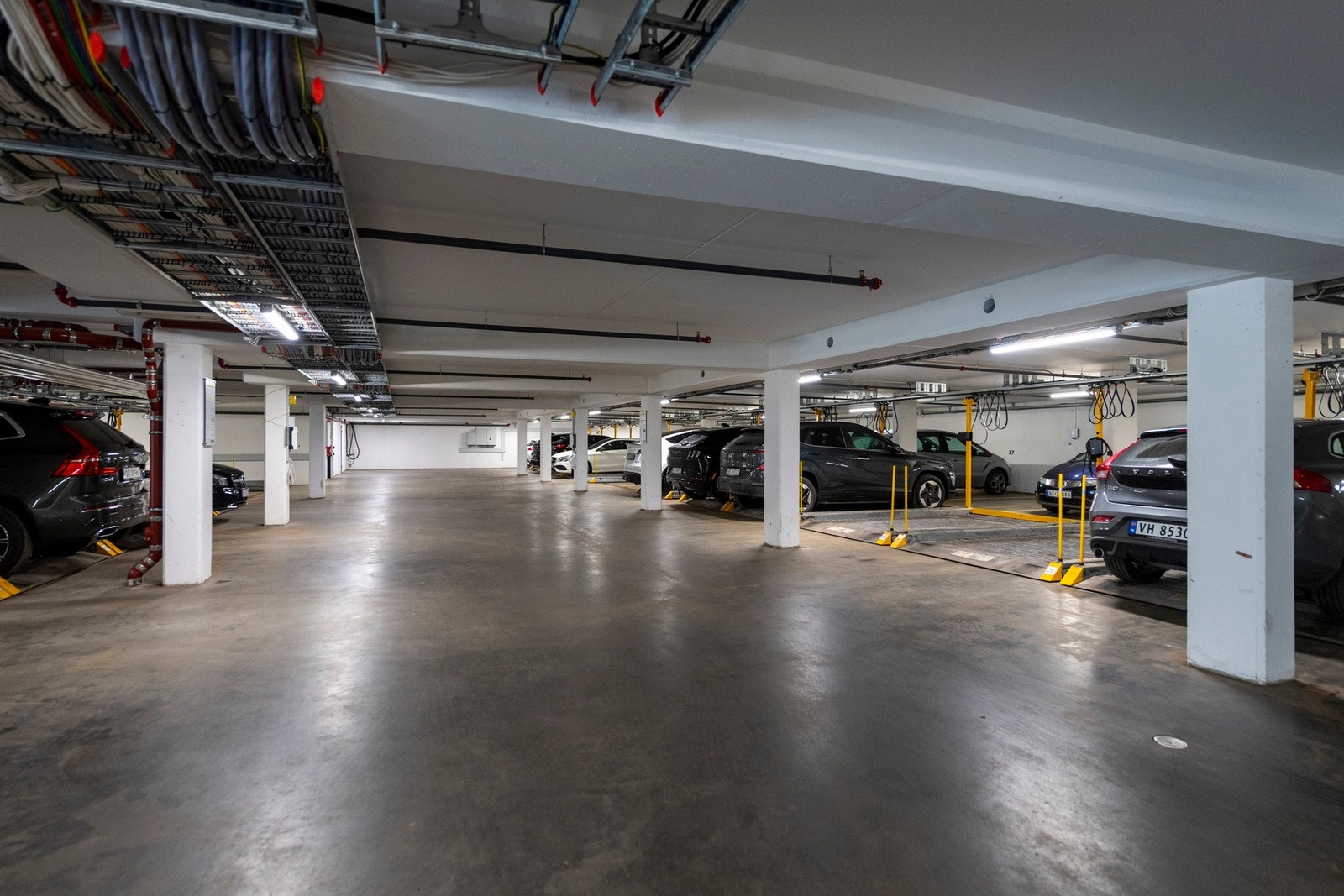 Nåværende eier leier en plass i garasjekjelleren. Det er ingen medfølgende parkering til leiligheten. Galleribilde