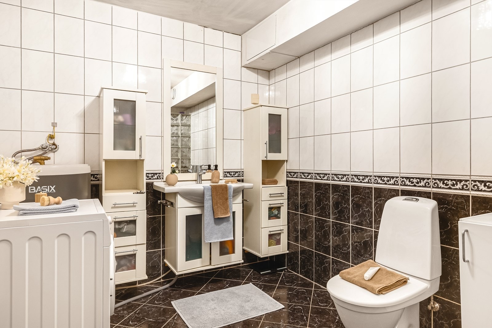 Badet har opplegg for vaskemaskin. Varmtvannsberederen på 167 liter er fra 2021. Galleribilde