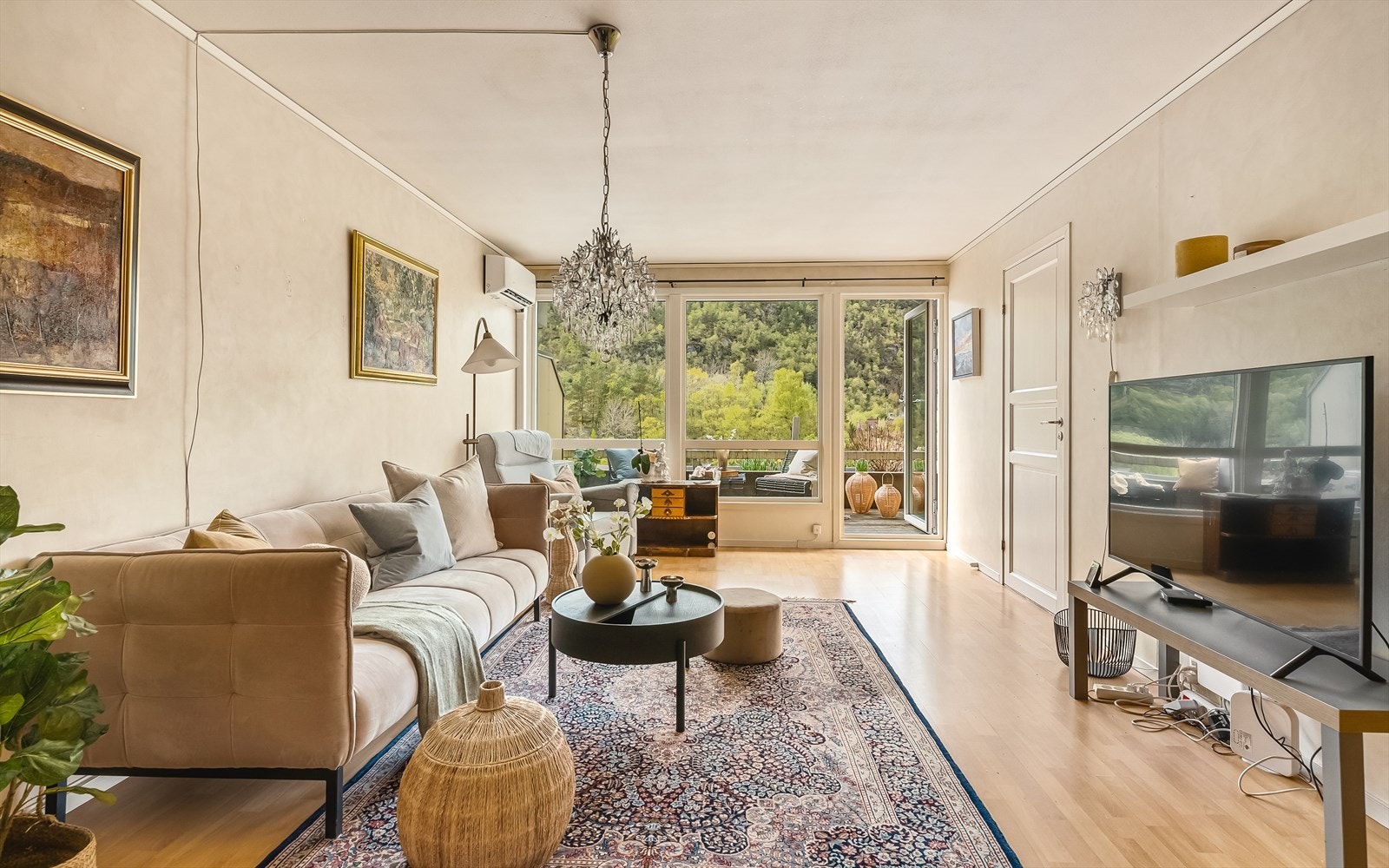 Store vindusflater sørger for gode lysforhold inn i boligens oppholdsrom. Galleribilde