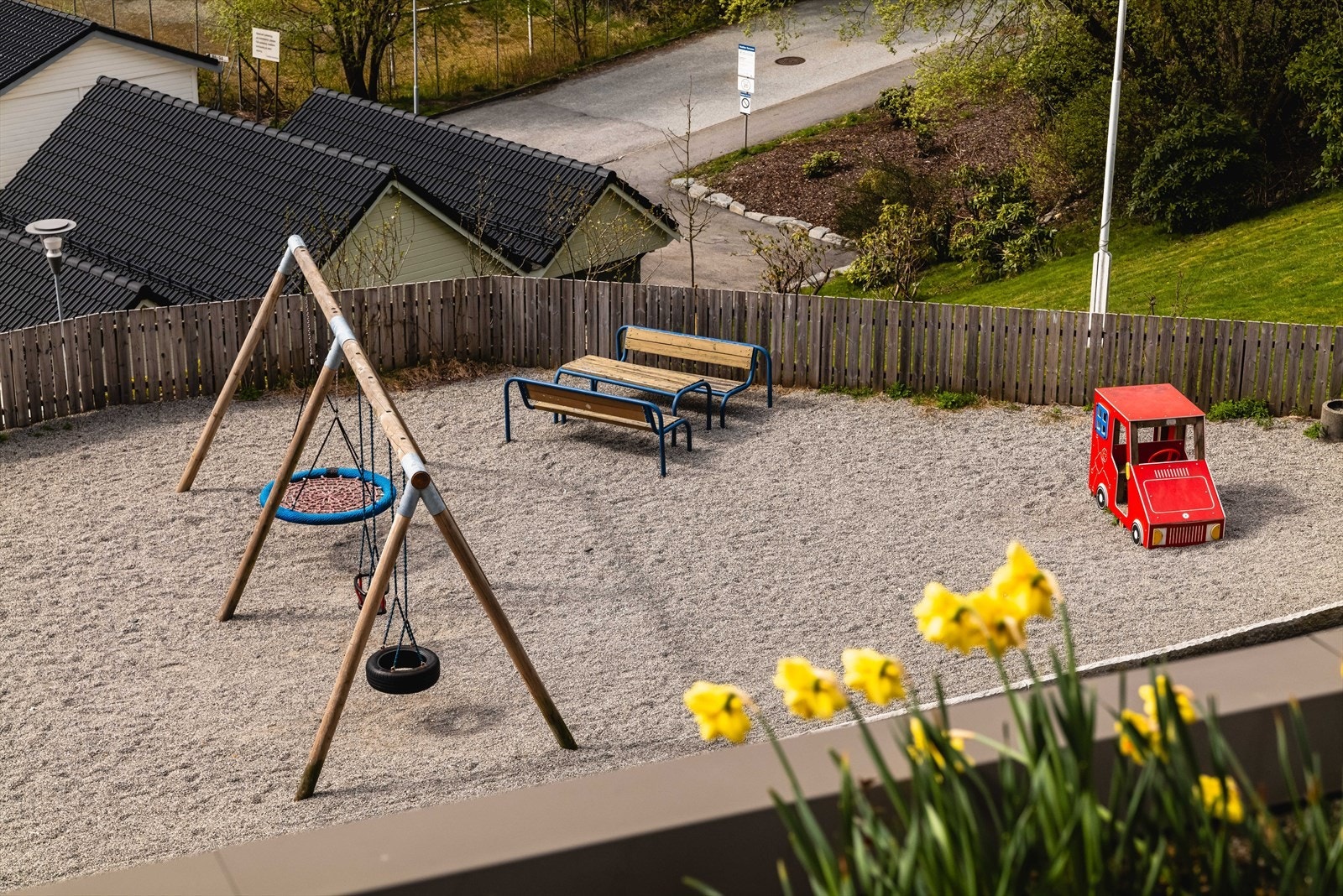 Borettslaget har fine fellesarealer med med flotte grøntanlegg og lekeplass. Galleribilde