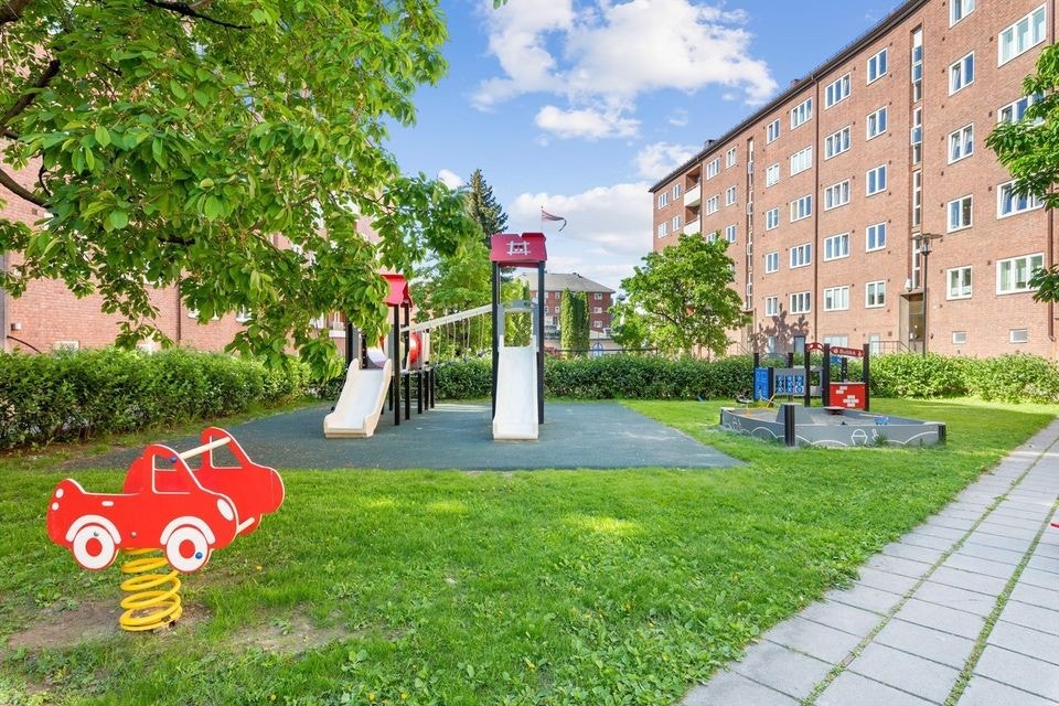 Her vil du finne grill til fri benyttelse samt koselige sittegrupper og frodige gressplener som inviterer deg og dine til å nyte koselige sammenkomster. Galleribilde