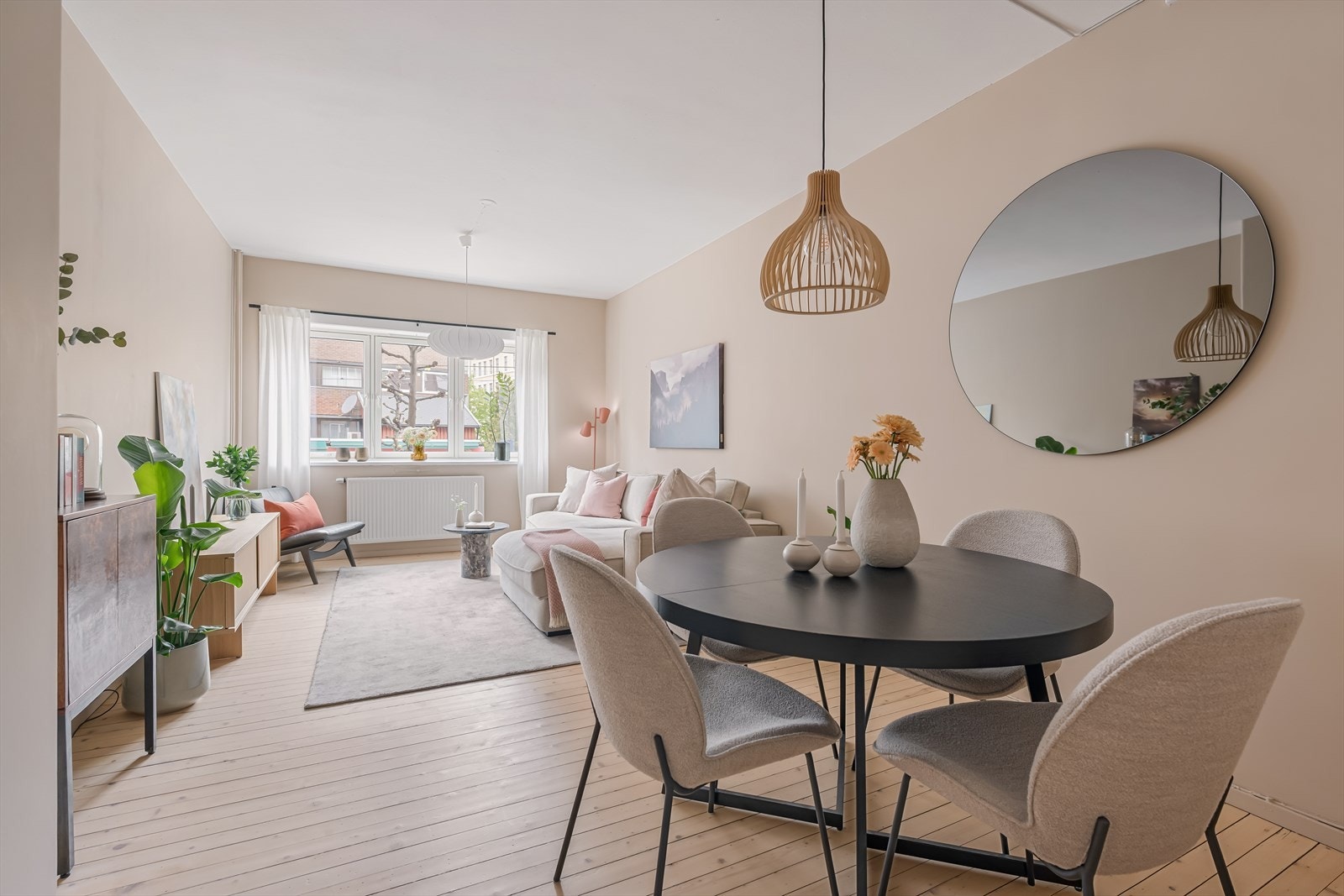 Leilighetens plassering er meget sentral og blir fort et naturlig samlingspunkt for dine venner. Da er det en stor fordel med en stue med plass til mange. Galleribilde