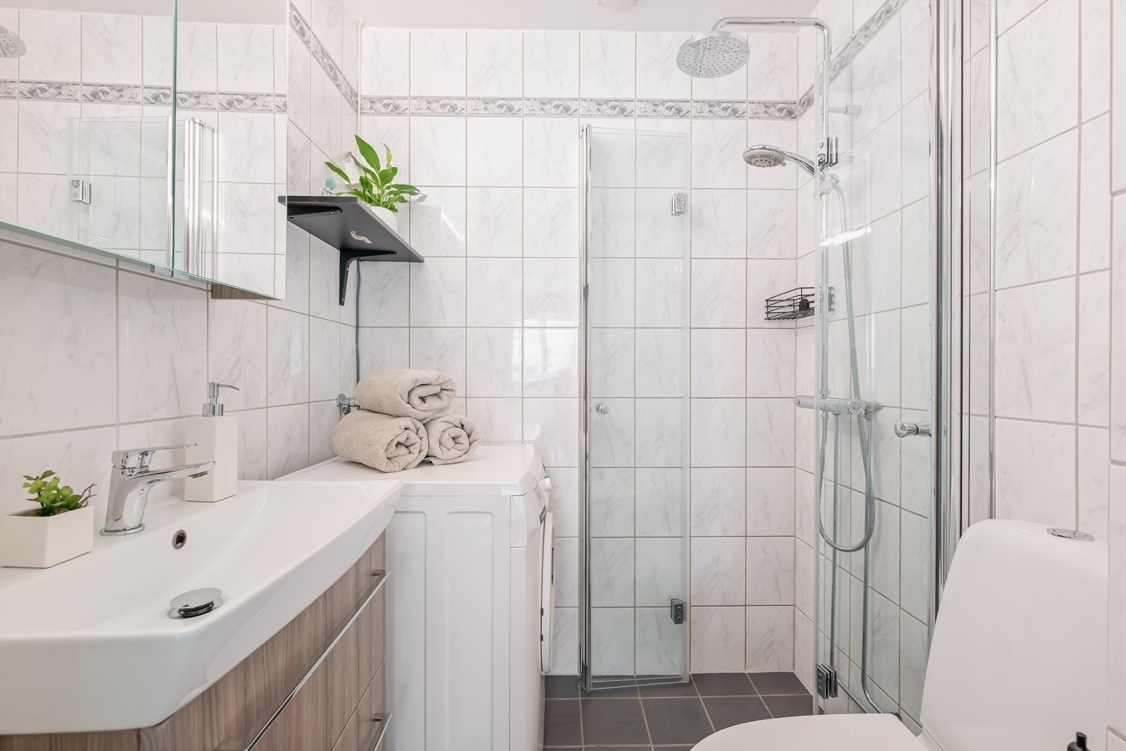 Opplegg for vaskemaskin, noe som gjør badet funksjonelt i hverdagen. Galleribilde