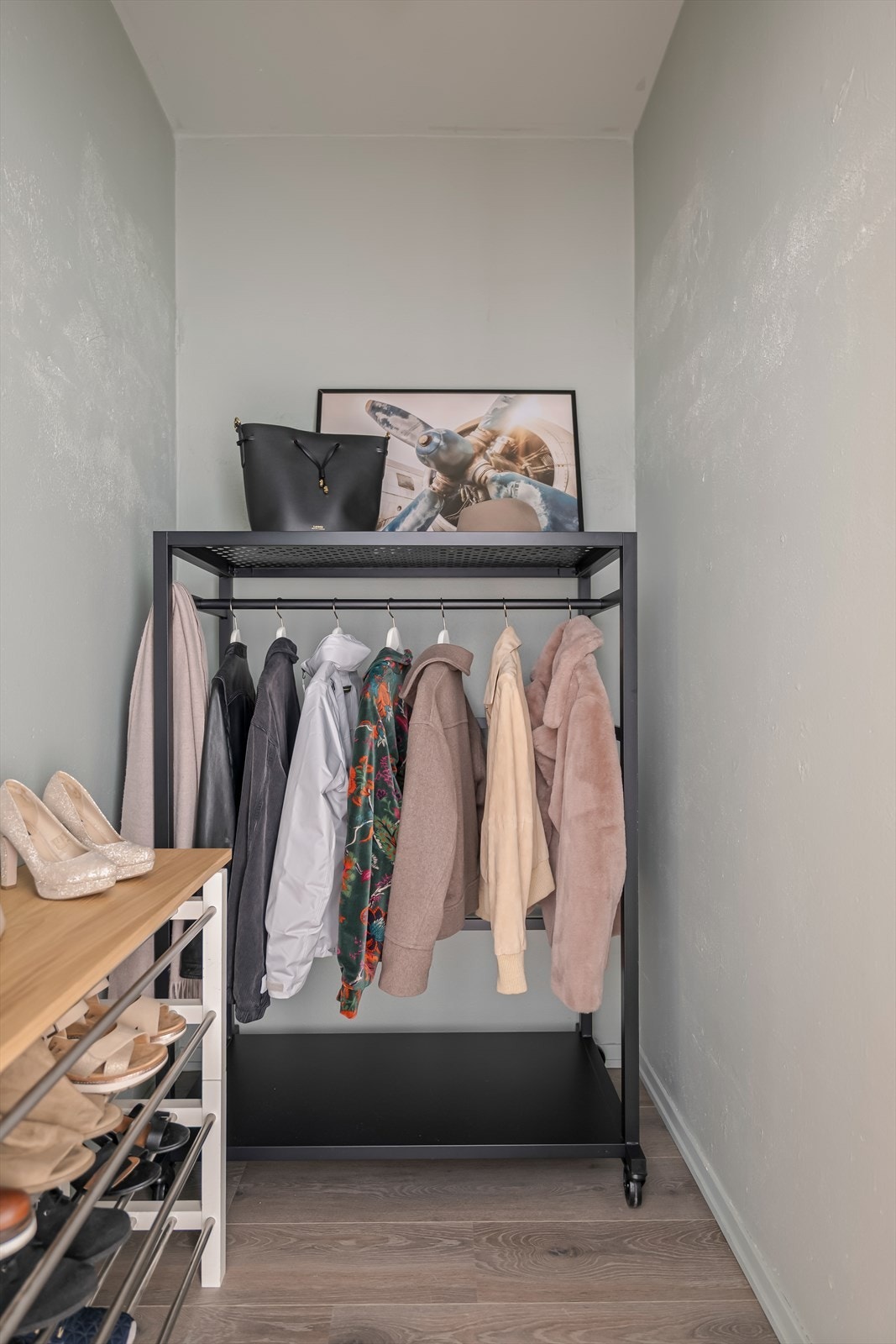 Leiligheten har en praktisk innvendig bod med masse oppbevaringsplass. Galleribilde