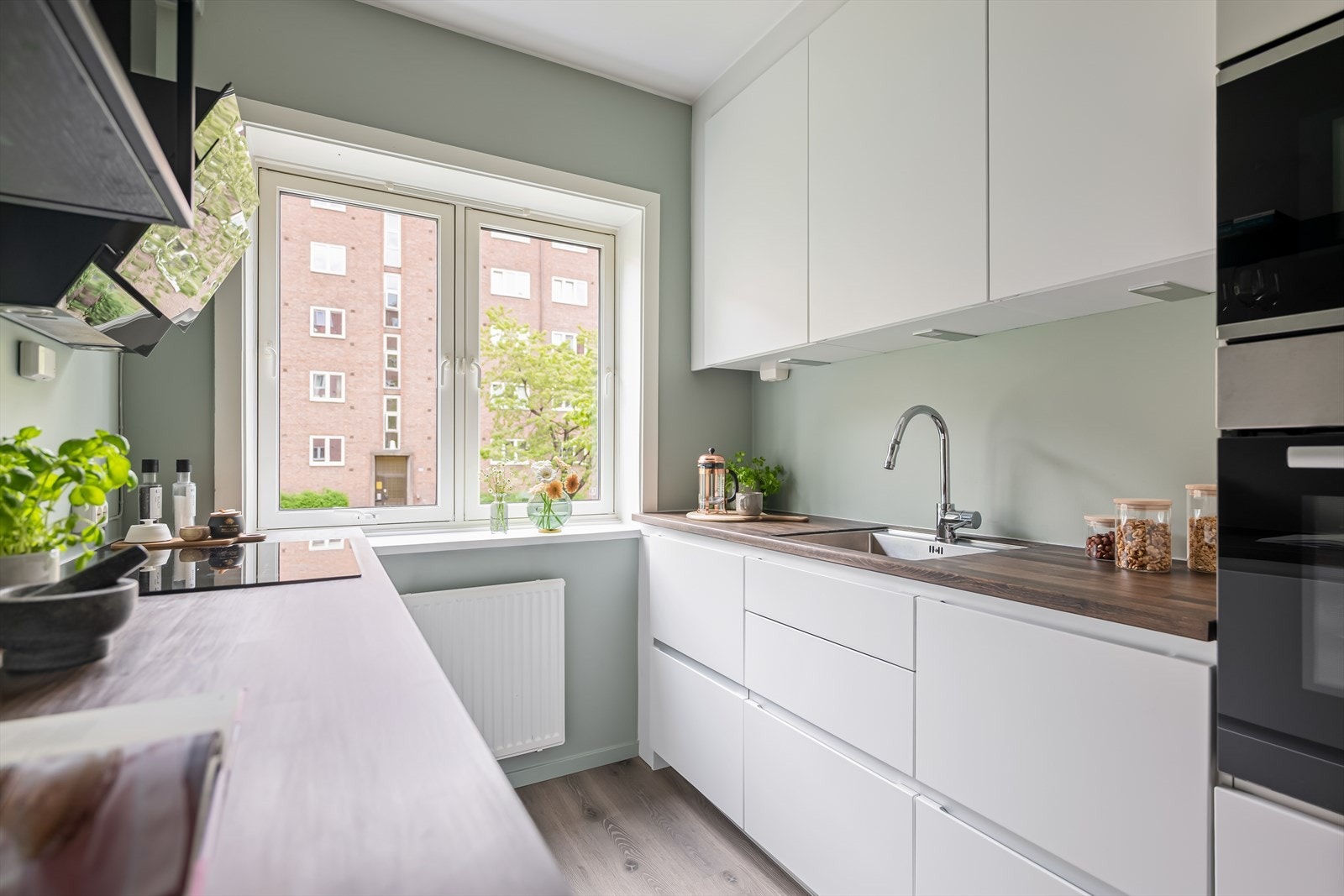 Kjøkkenet har integrert induksjonsplatetopp, stekeovn, oppvaskmaskin og et frittstående kombi kjøle-/fryseskap. Galleribilde
