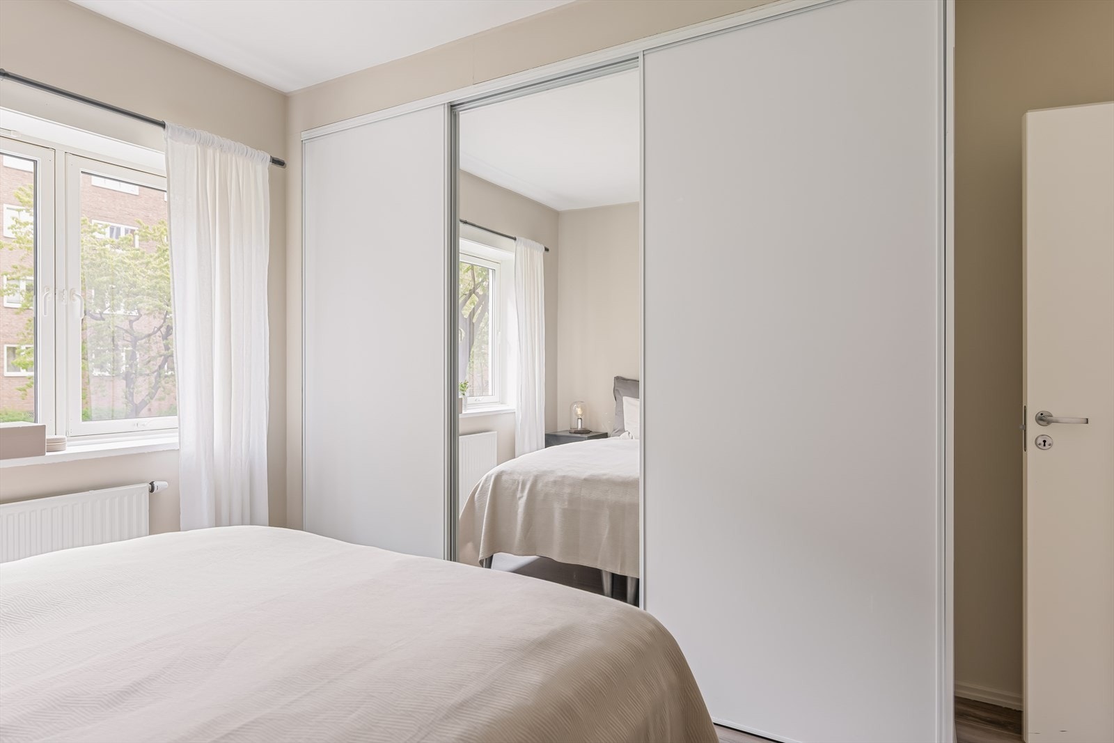 God plass til dobbeltseng, nattbord på begge sider samt en stor garderobe med rikelig av oppbevaringsplass. Galleribilde