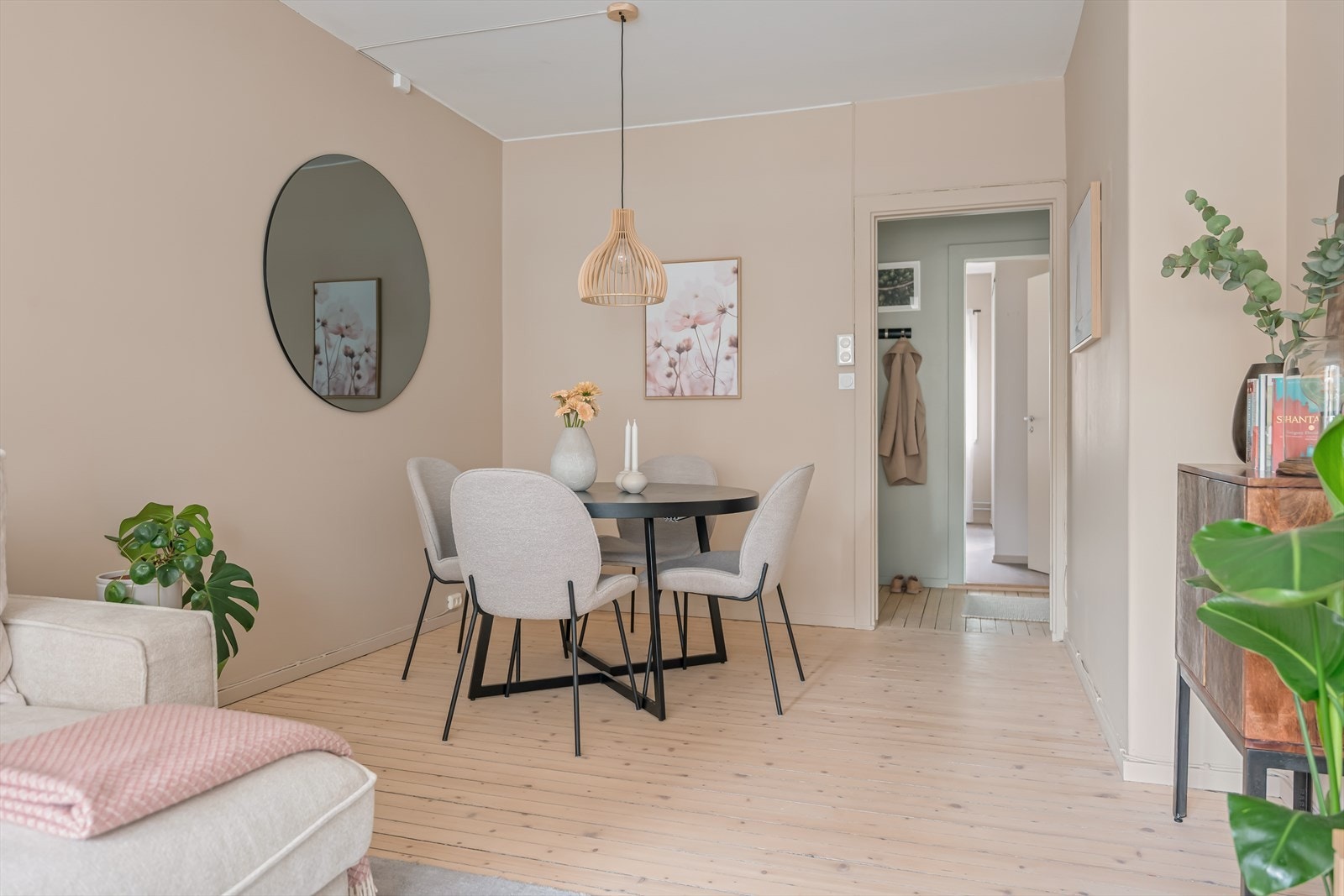 Stuen fremstår som en invitasjon til gode opplevelser. Her er det tilrettelagt for avkobling og hygge. Galleribilde