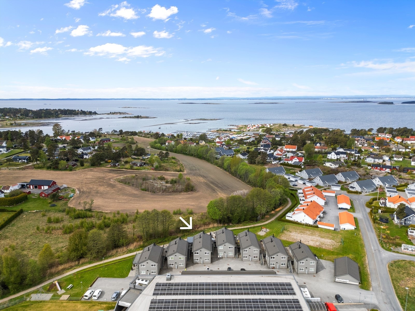 Eiendommen ligger i Saltnes, med nærhet til sjøen og fine turområder. Galleribilde