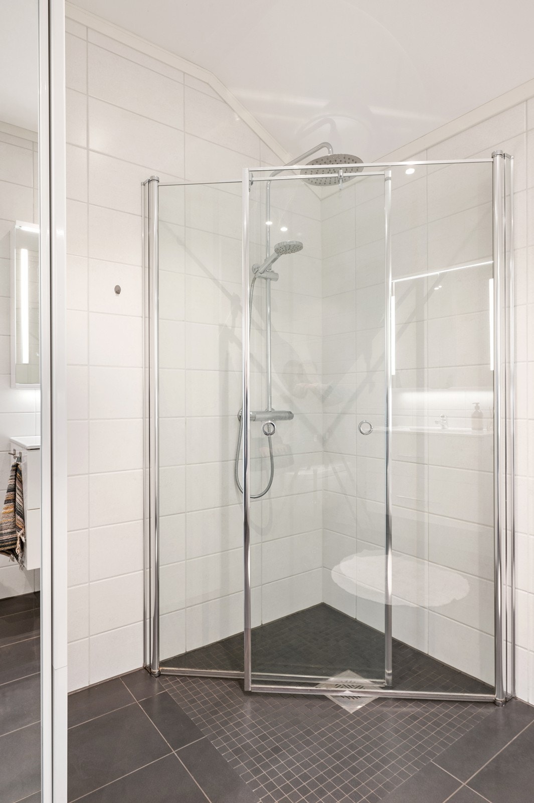 Dusjhjørne (100x100) med innfellbare dører. Rommet har avtrekk via balansert ventilasjon. Galleribilde