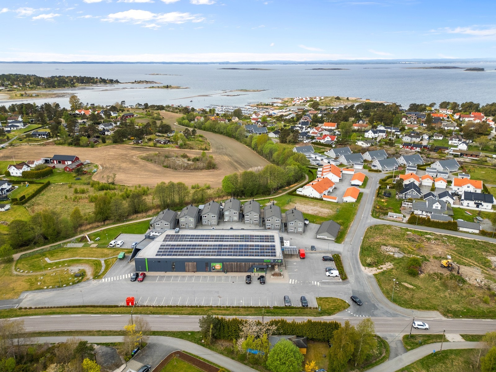Eiendommen ligger i Saltnes, med nærhet til sjøen og fine turområder. Galleribilde