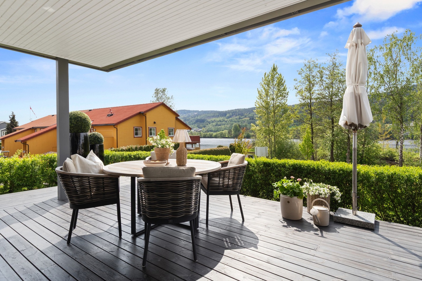 Stor delvis overbygget syd-østvendt terrasse Galleribilde