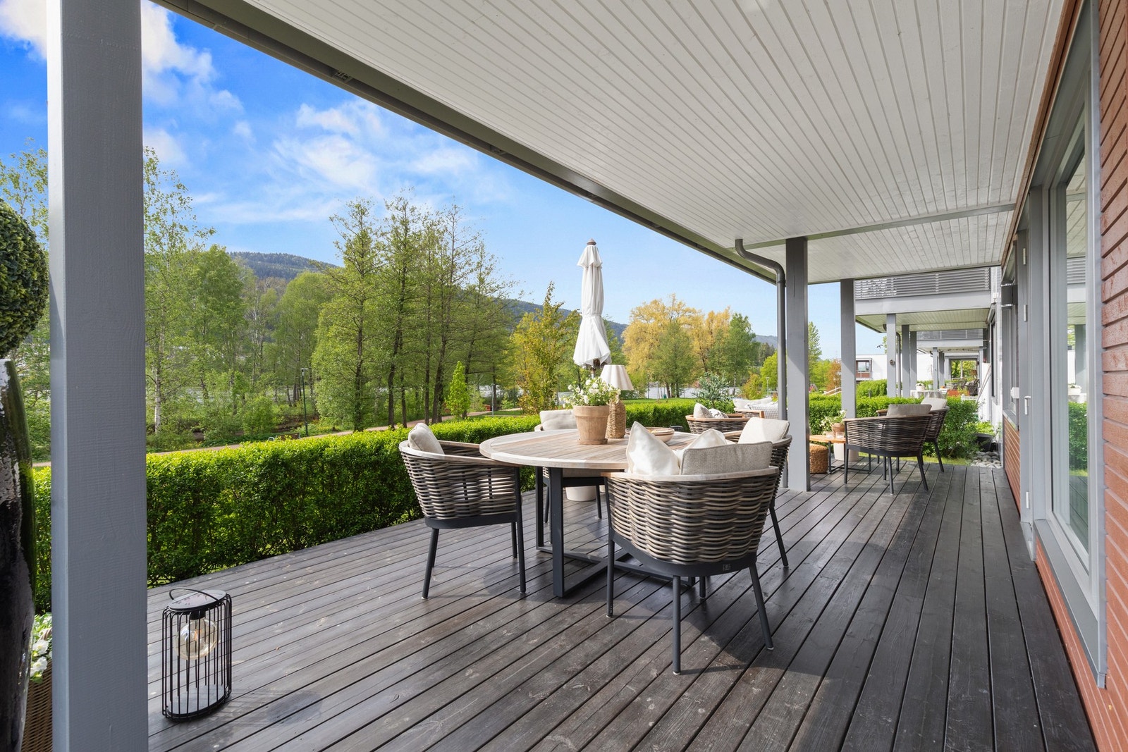 Stor solrik og usjenert terrasse i vinkel i hele fronten og på siden av leiligheten Galleribilde