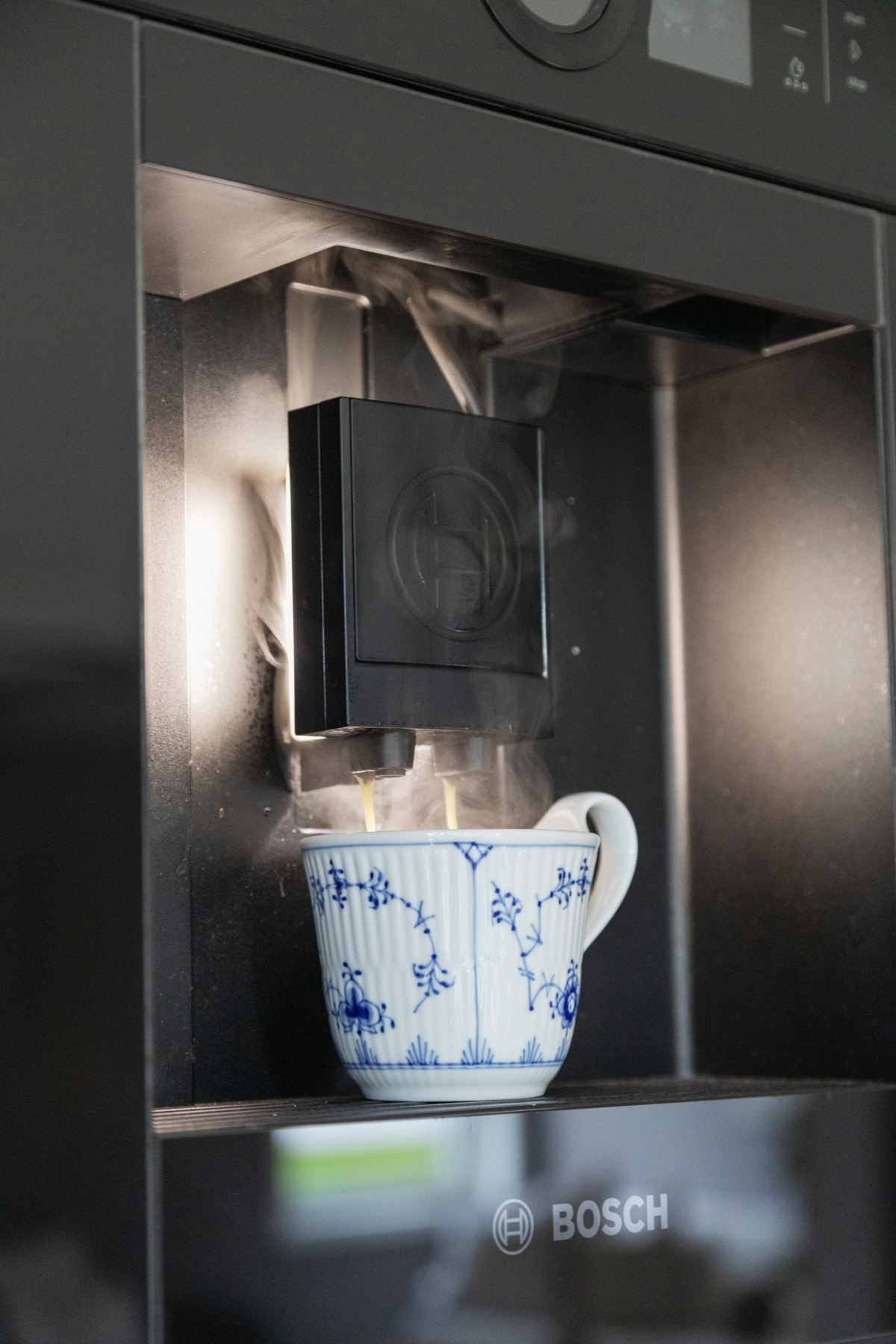 Starte dagen med en en rykende varm kopp kaffe Galleribilde