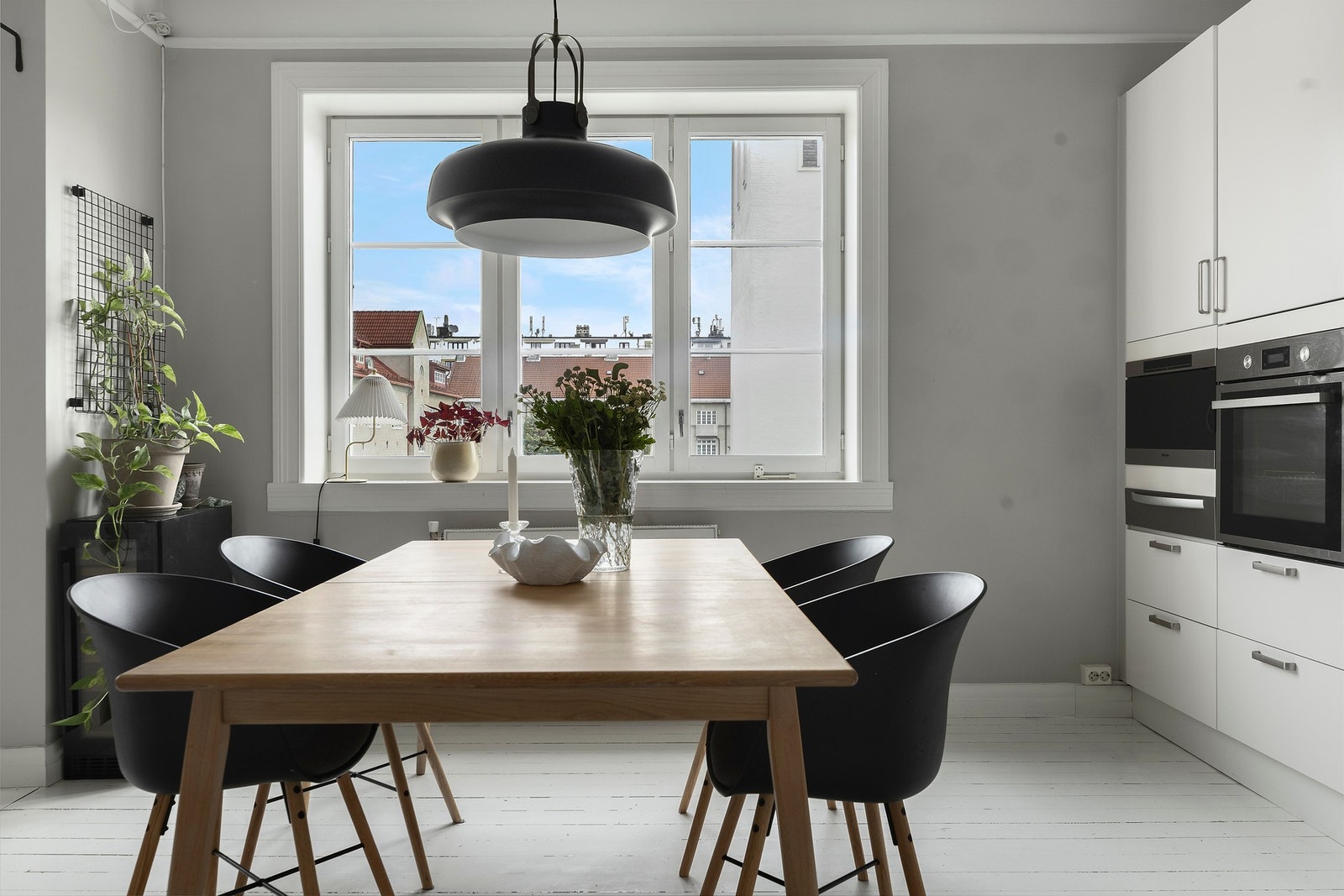 Her er det god plass til å innrede en større spisegruppe med god plass til familie og venner Galleribilde