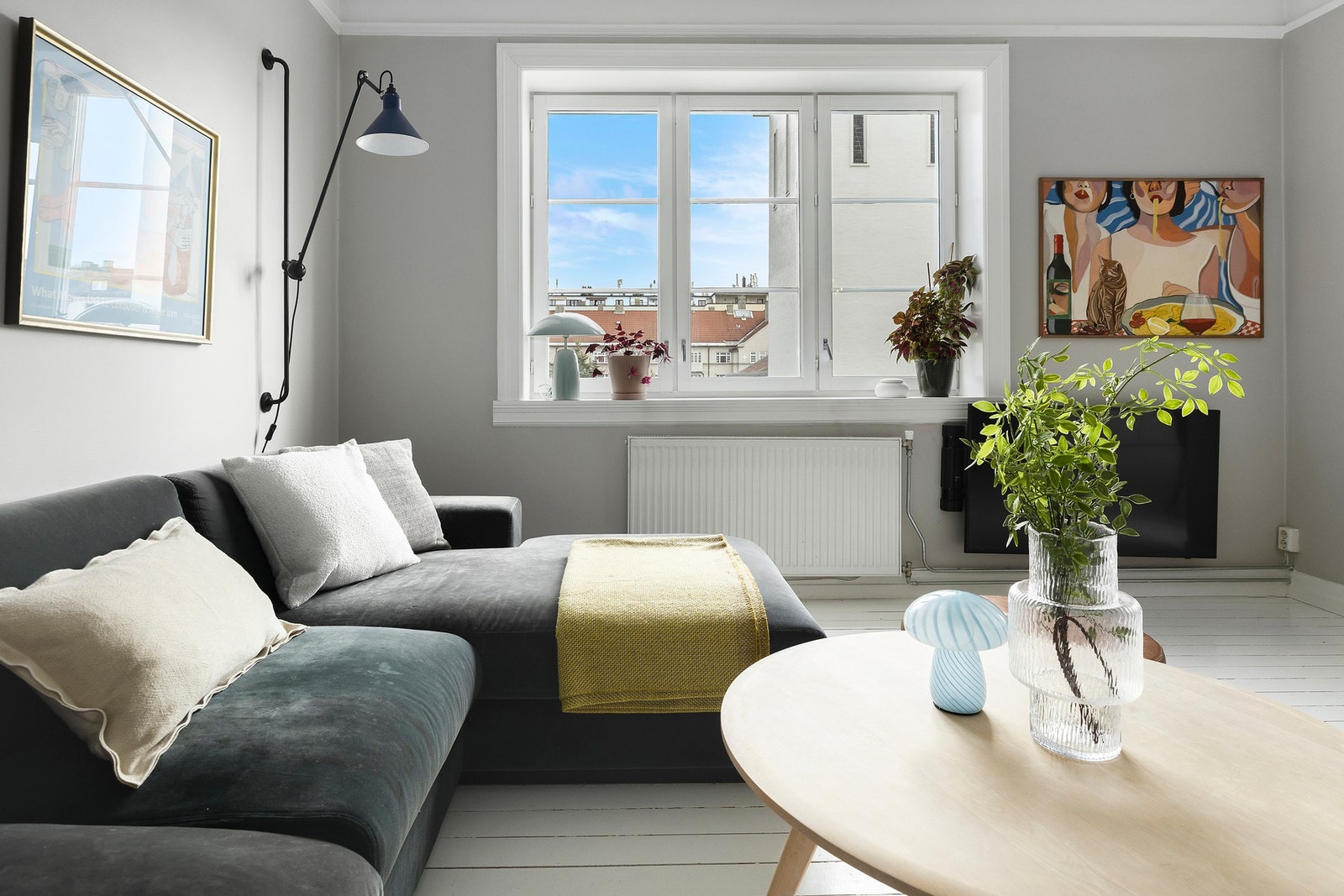 Store vindusflater sørger for rikelig med naturlig lysinnslipp Galleribilde