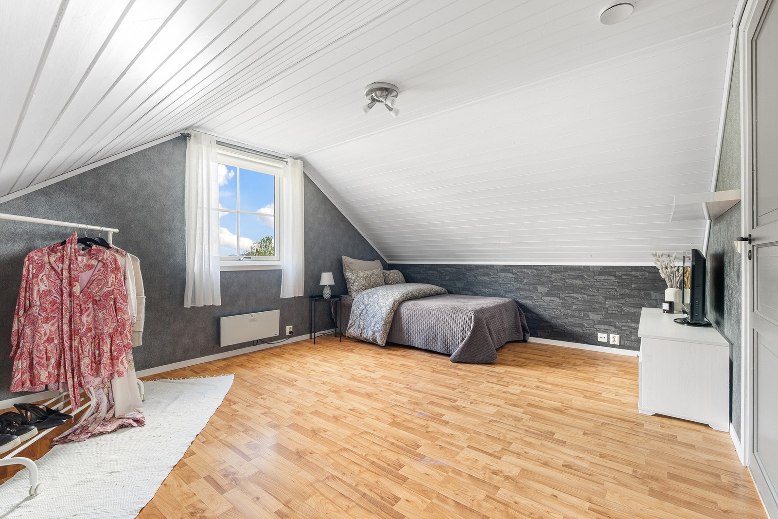 Romslig soverom på 12 m² med plass til ønsket innredning. Galleribilde