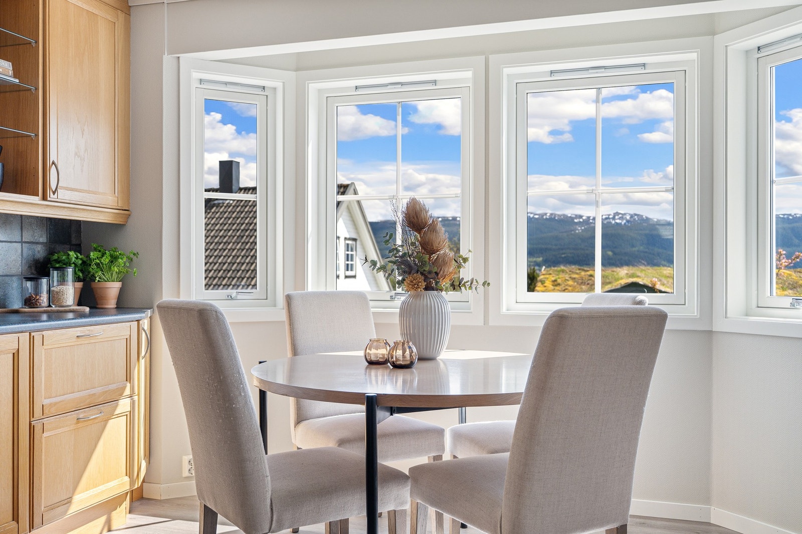God plass til ønsket spisegruppe, perfekt for hyggelige sammenkomster med familie og venner. Galleribilde
