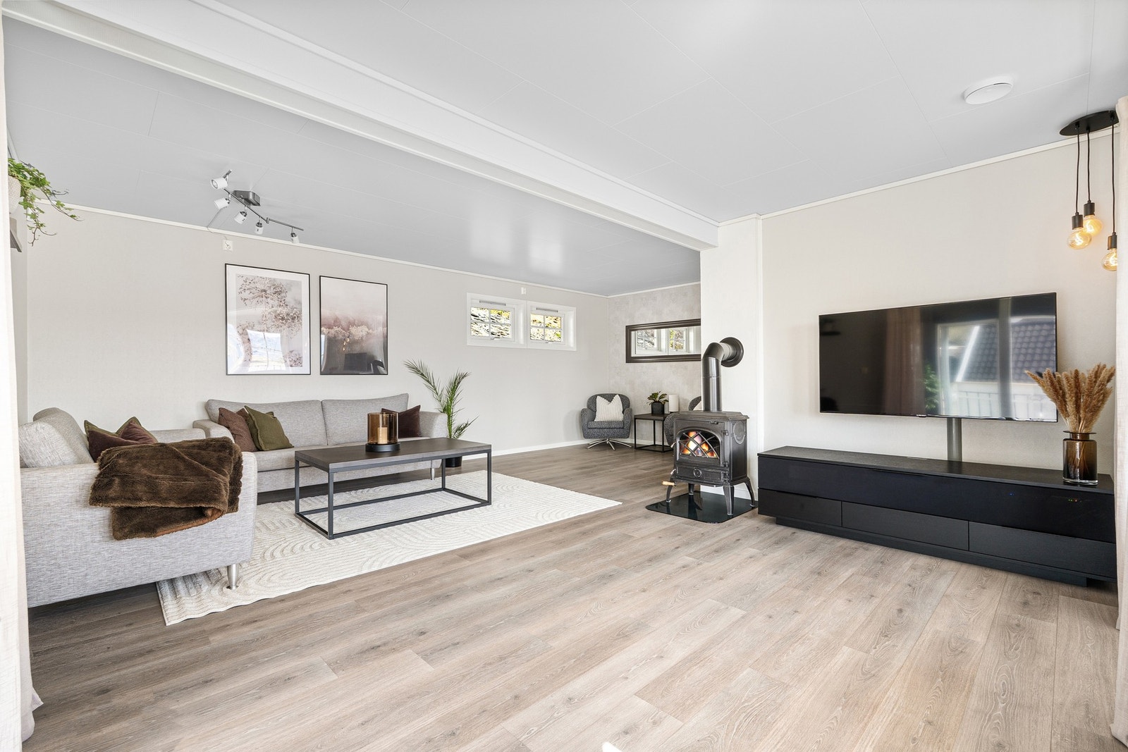 Stuen er på 33 m² med gjennomgående lyse overflater og gode møbleringsmuligheter. Galleribilde