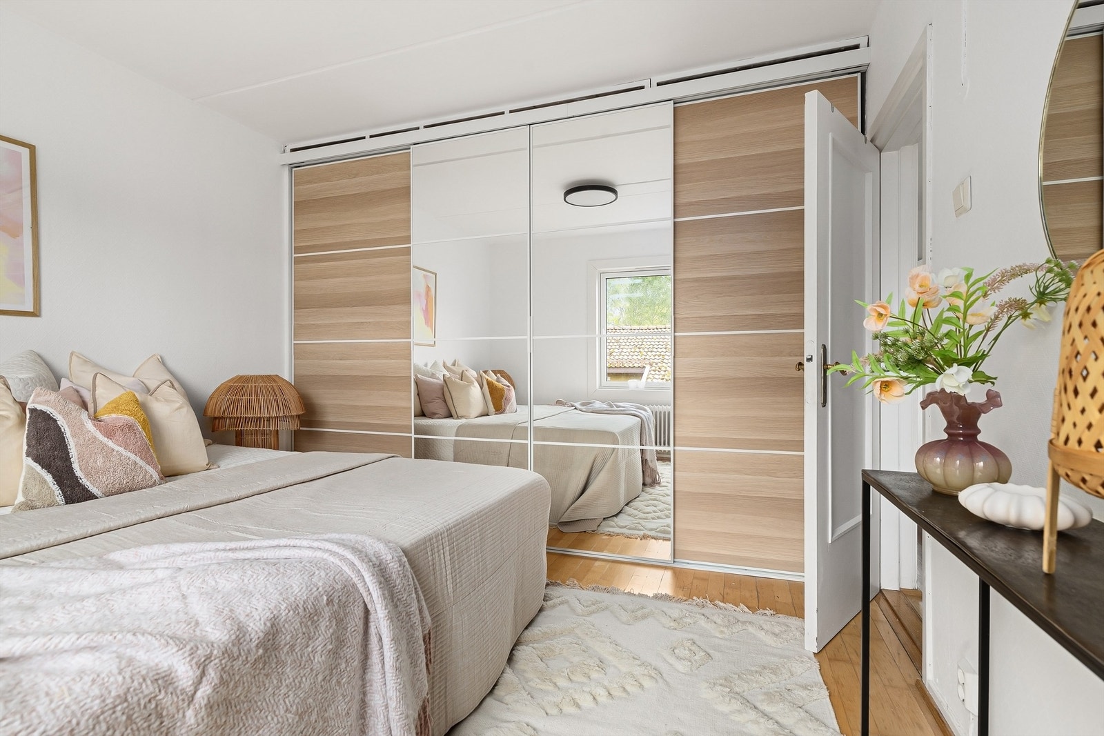 Stor skyvedørsgarderobe langs den ene veggen gir godt med lagringsplass Galleribilde