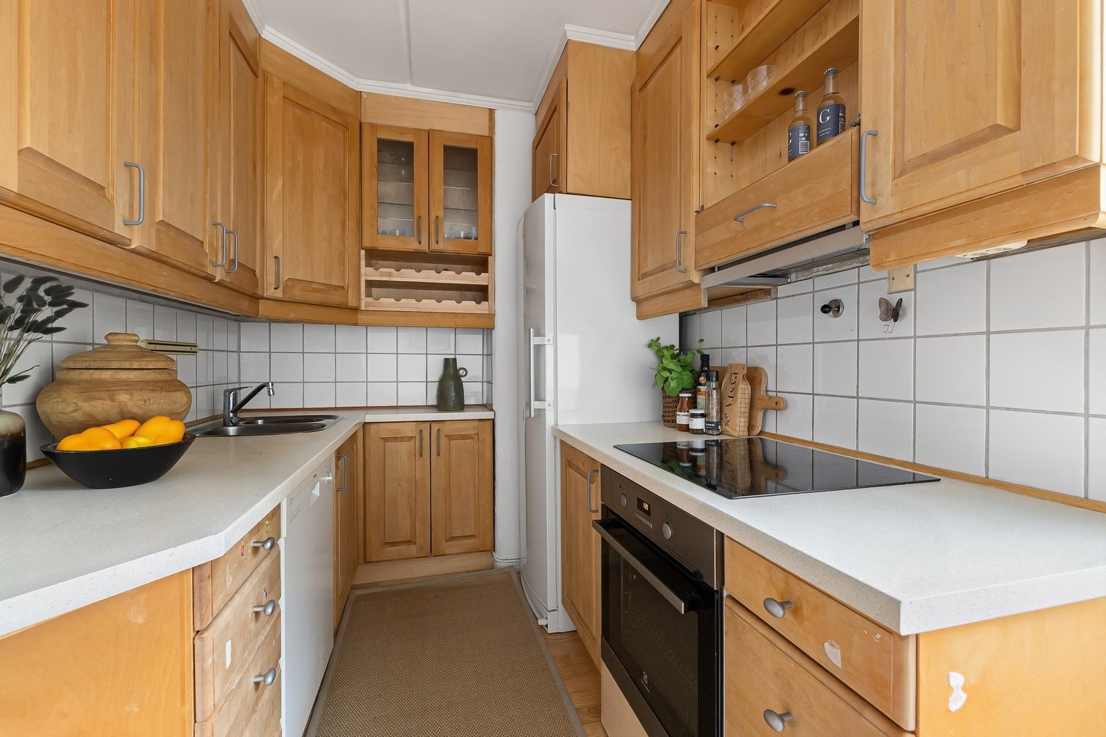 Integrert koketopp og stekeovn samt opplegg for oppvaskmaskin. Ventilator over kokeplass Galleribilde