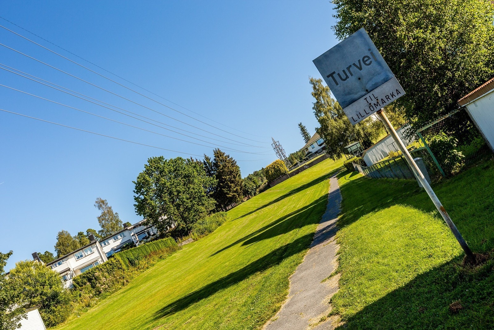 Fra borettslaget går det turvei opp til Lillomarka Galleribilde